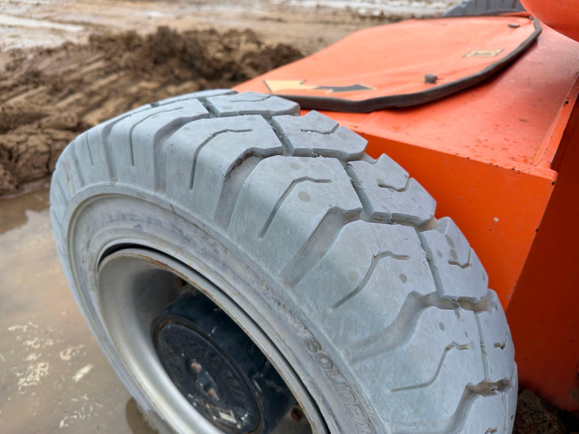 2017 JLG E400A