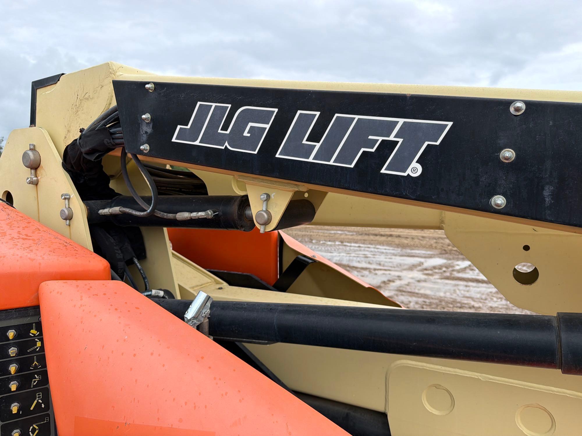 2017 JLG E400A