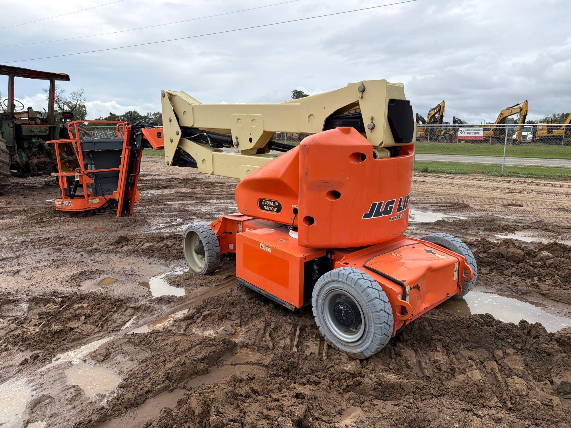 2017 JLG E400A