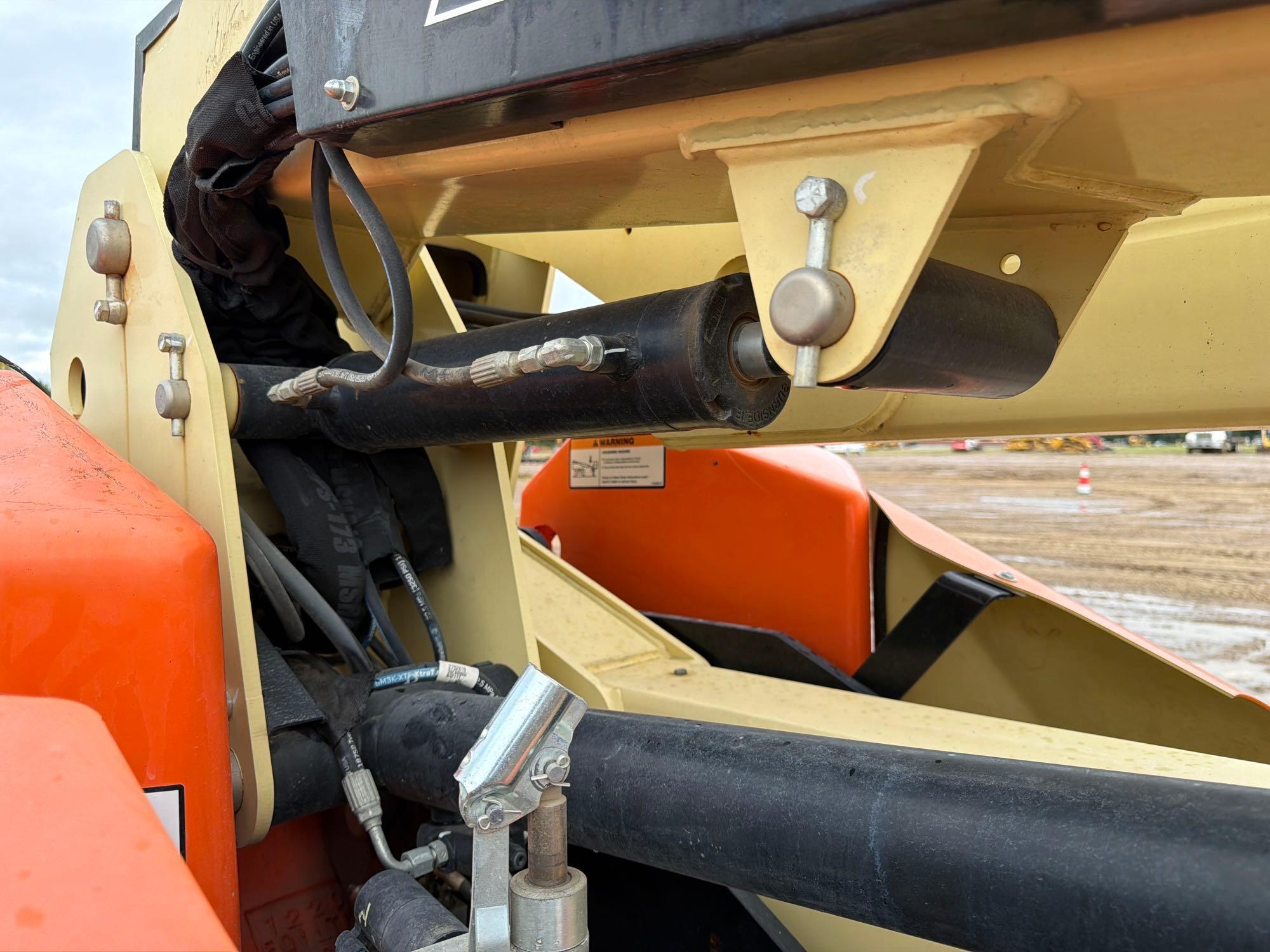 2017 JLG E400A