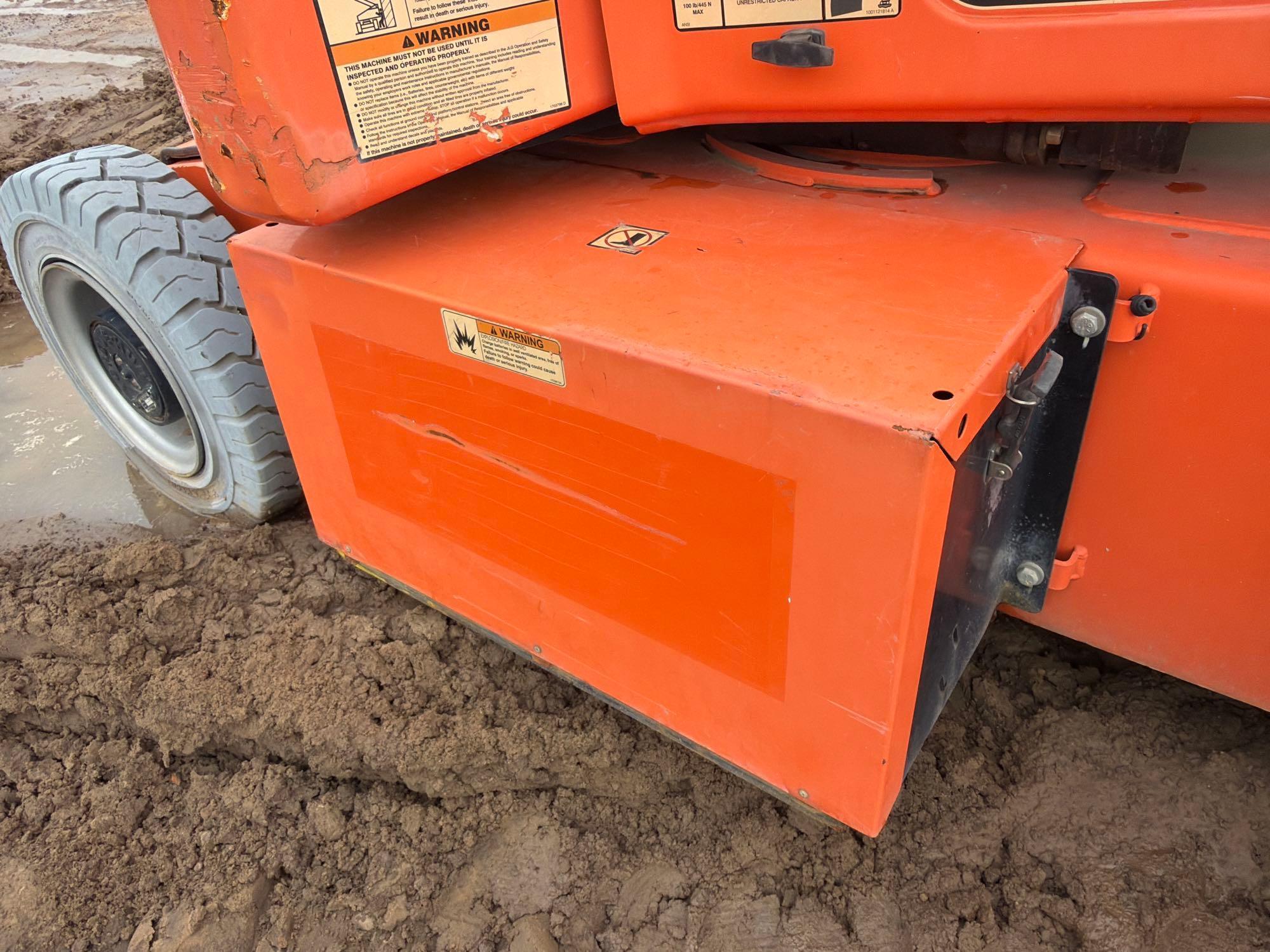 2017 JLG E400A