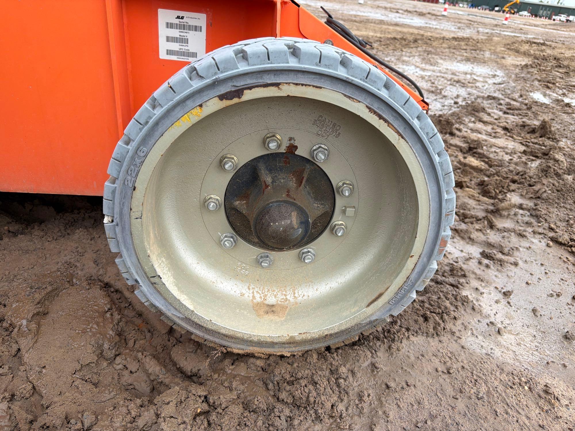 2017 JLG E400A