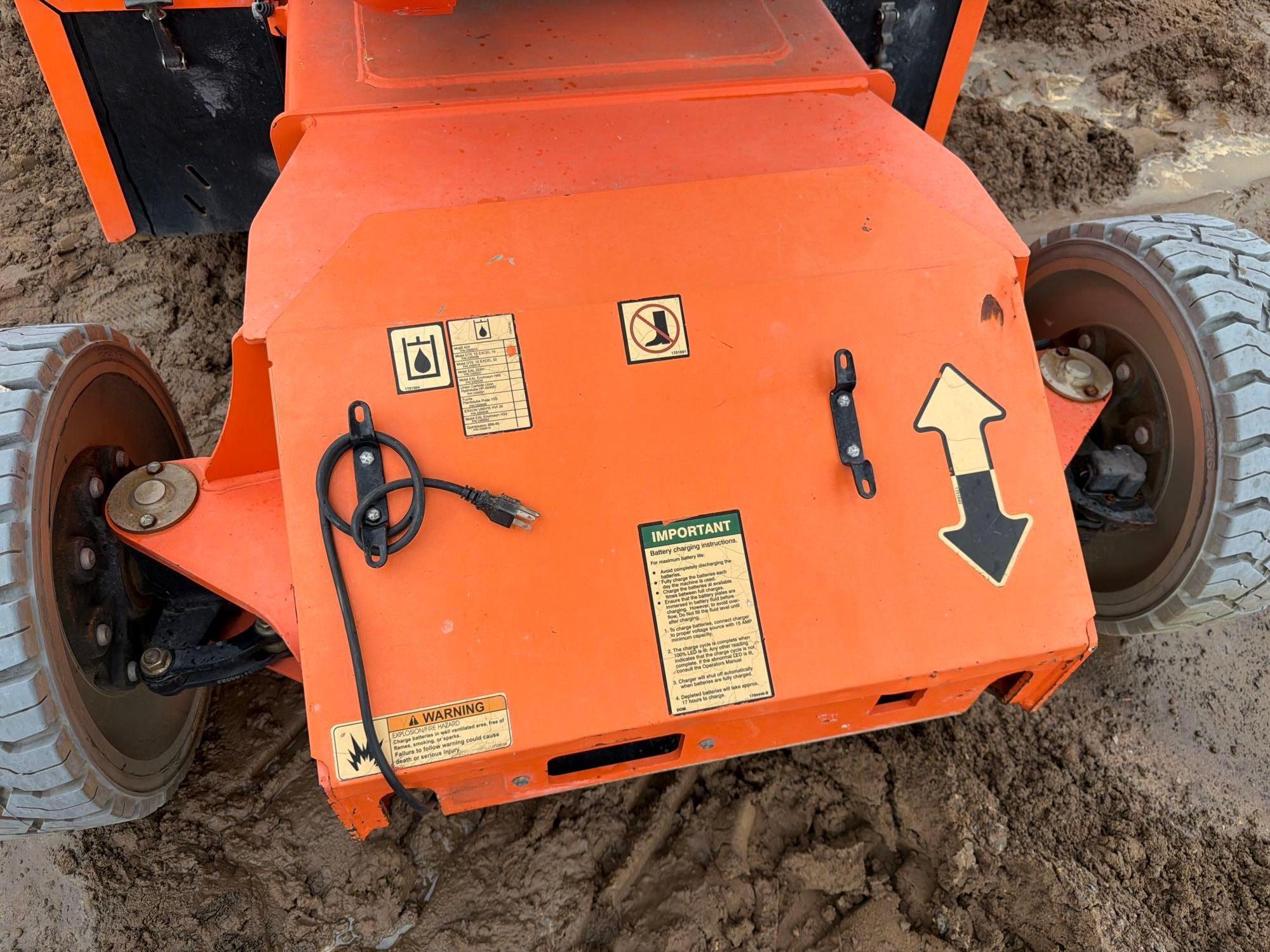 2017 JLG E400A