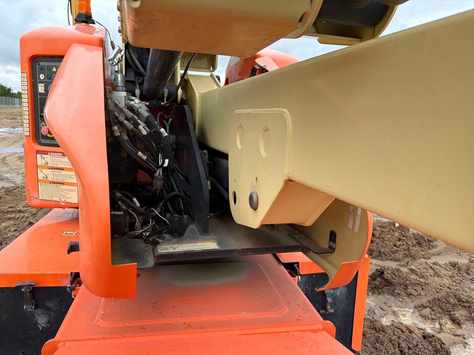 2017 JLG E400A