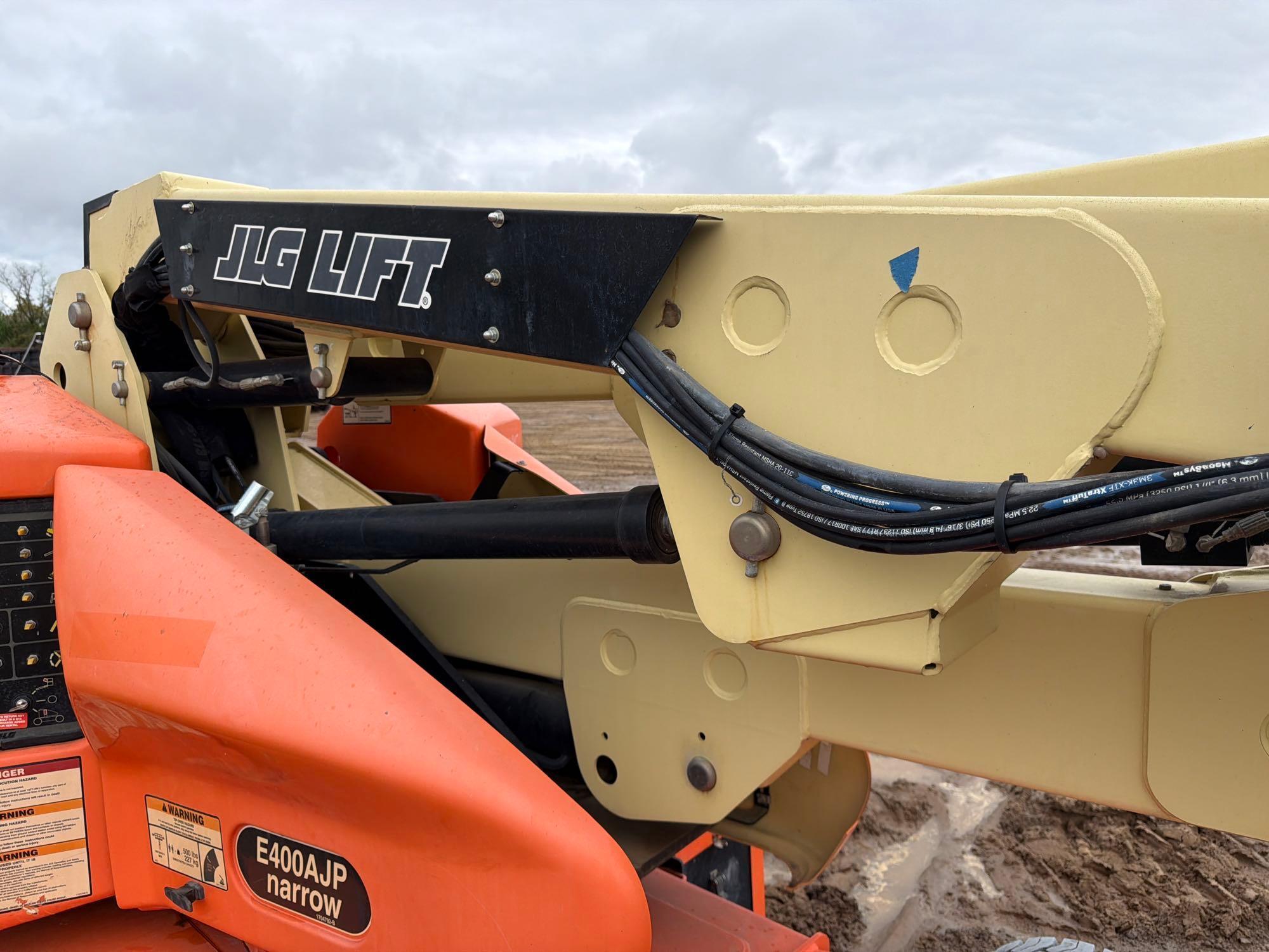 2017 JLG E400A