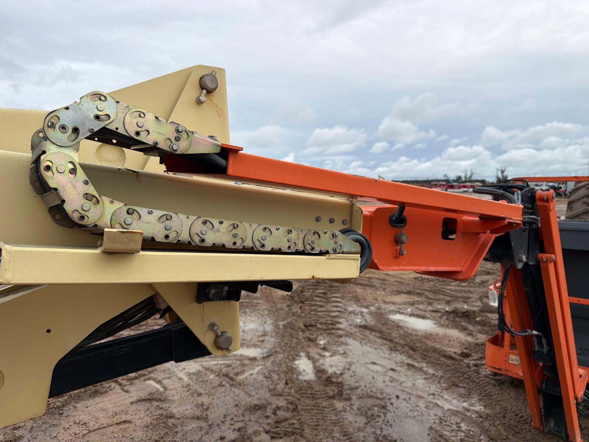 2017 JLG E400A