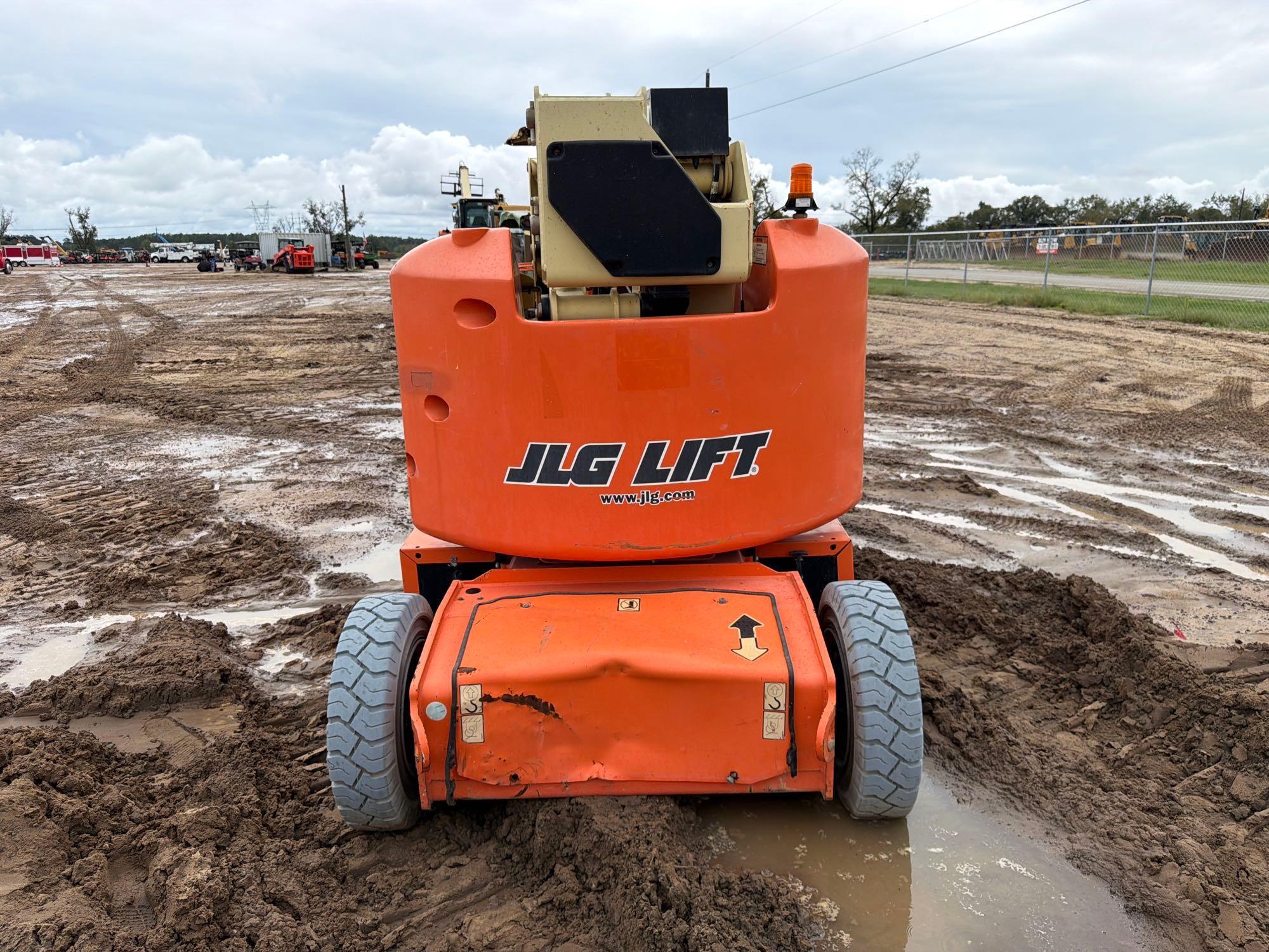 2017 JLG E400A