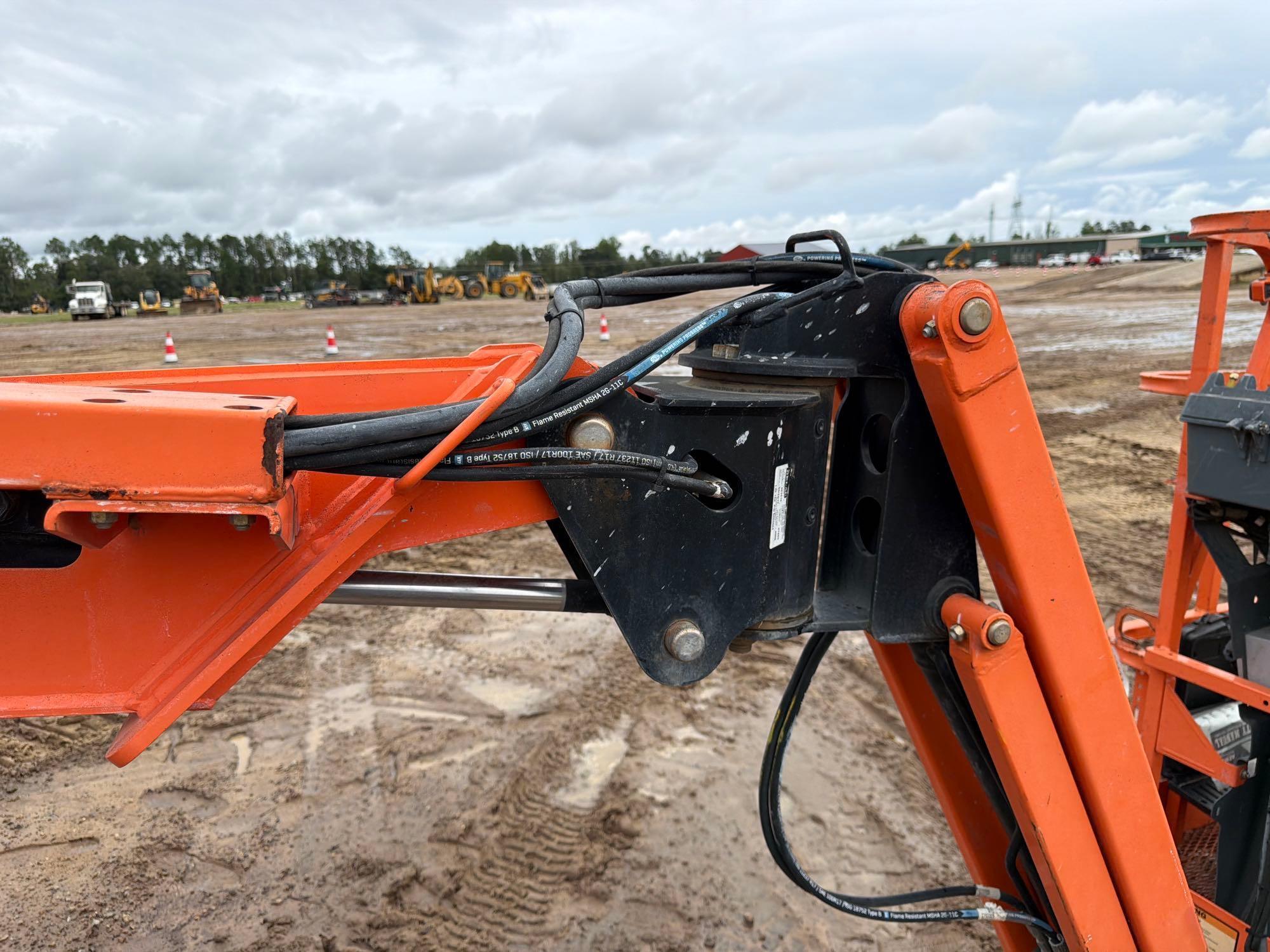 2017 JLG E400A