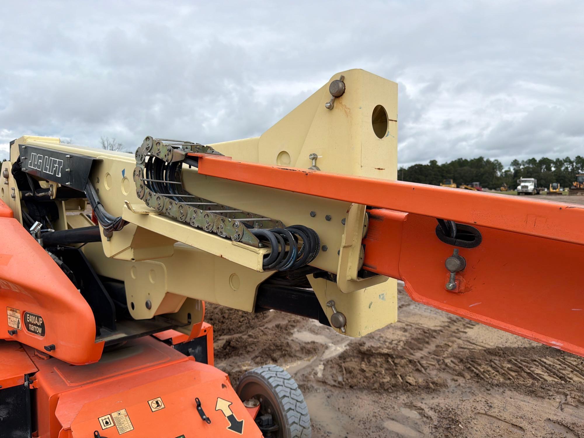 2017 JLG E400A
