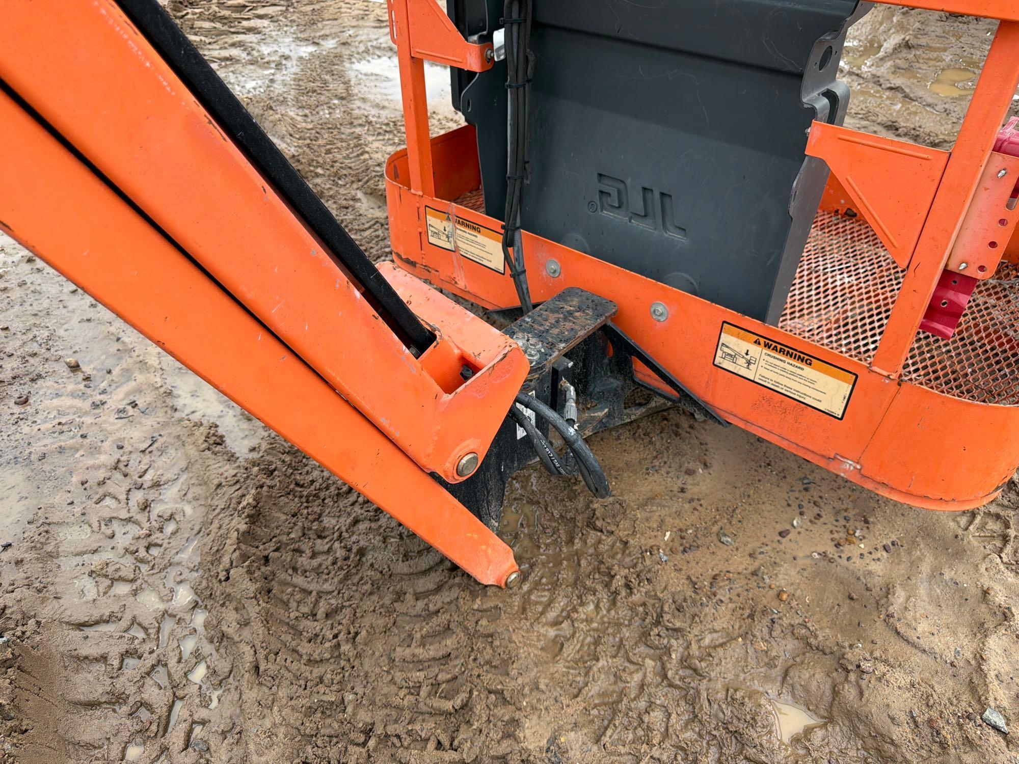 2017 JLG E400A