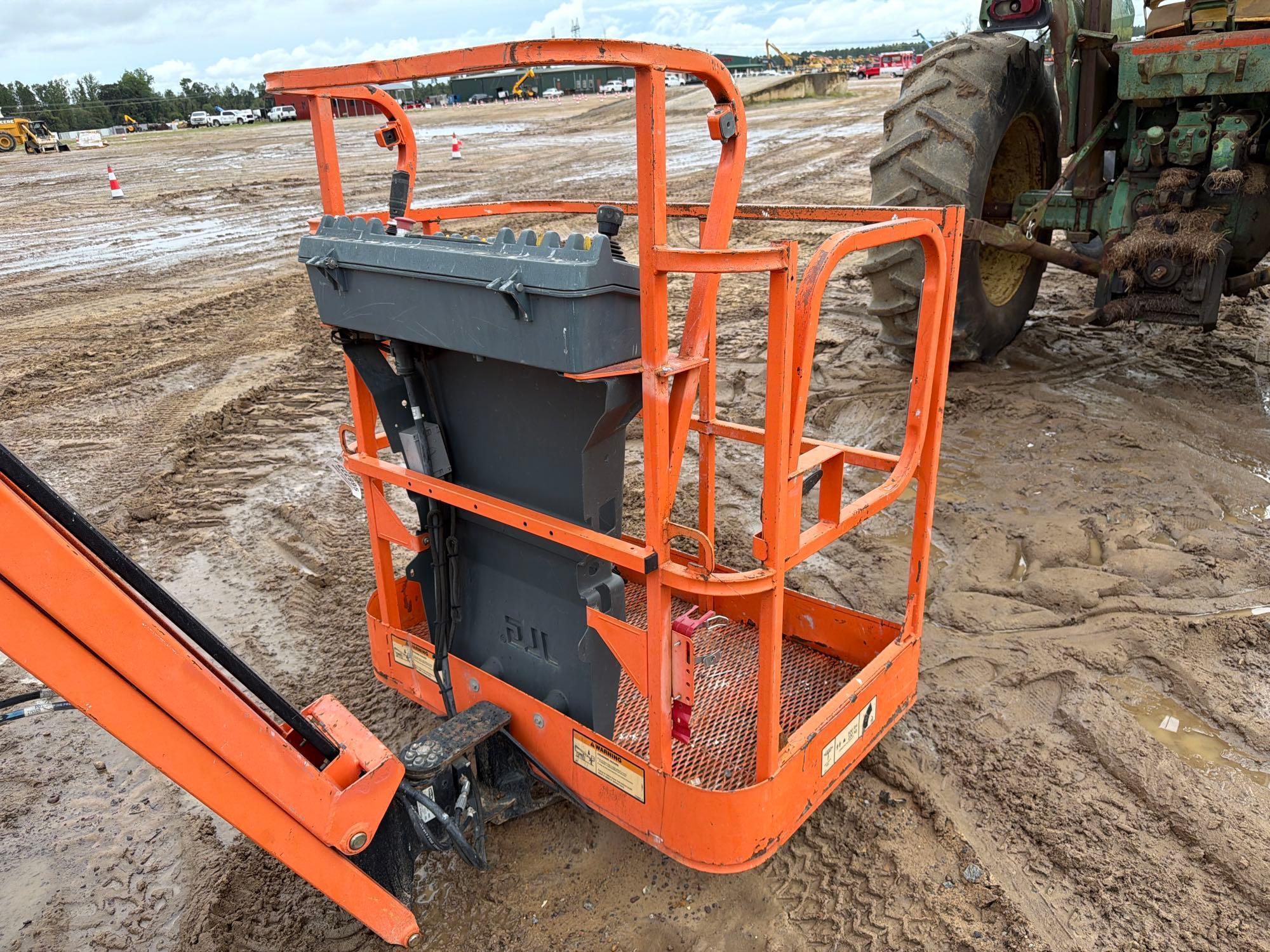 2017 JLG E400A