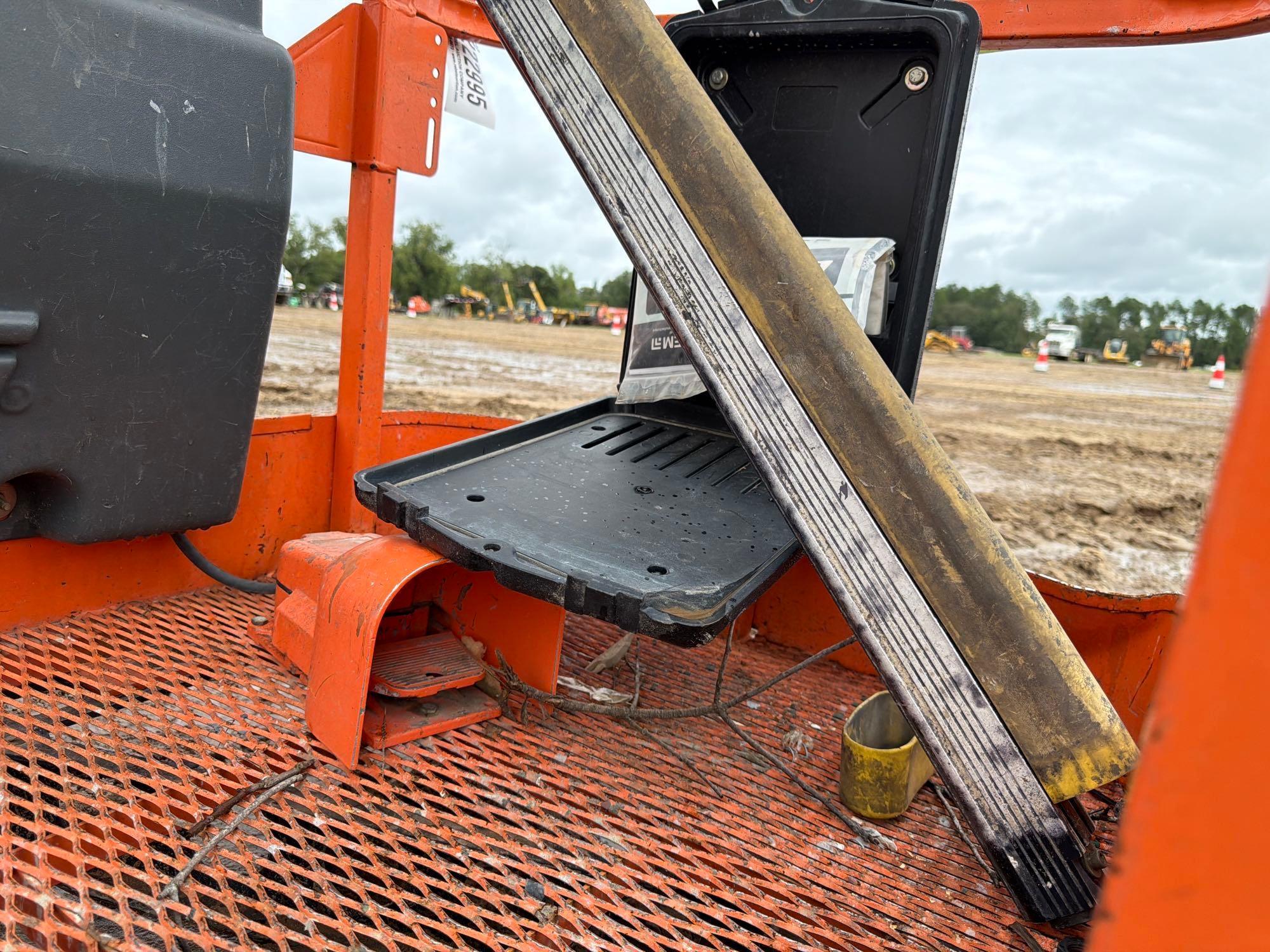 2017 JLG E400A