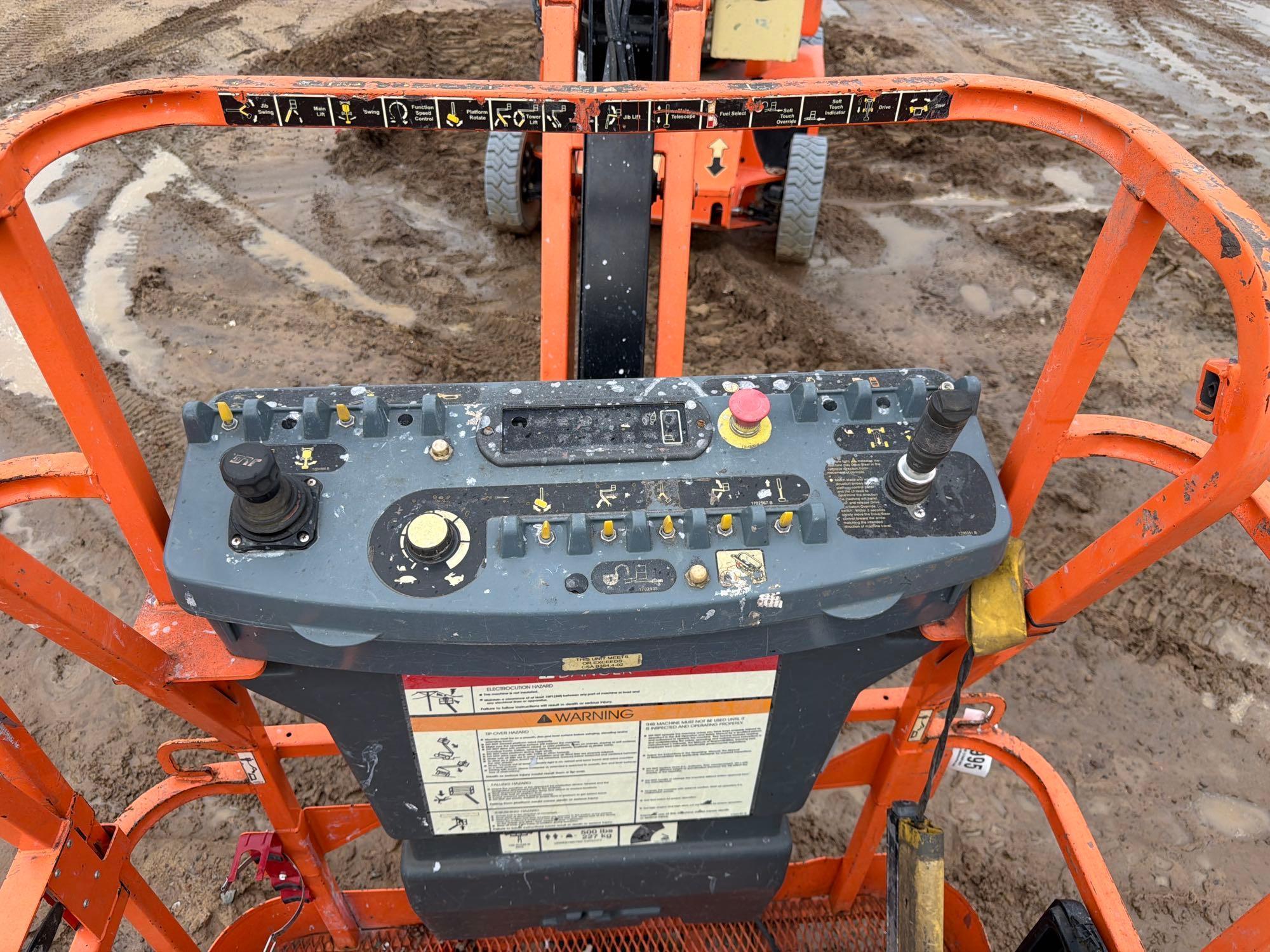 2017 JLG E400A