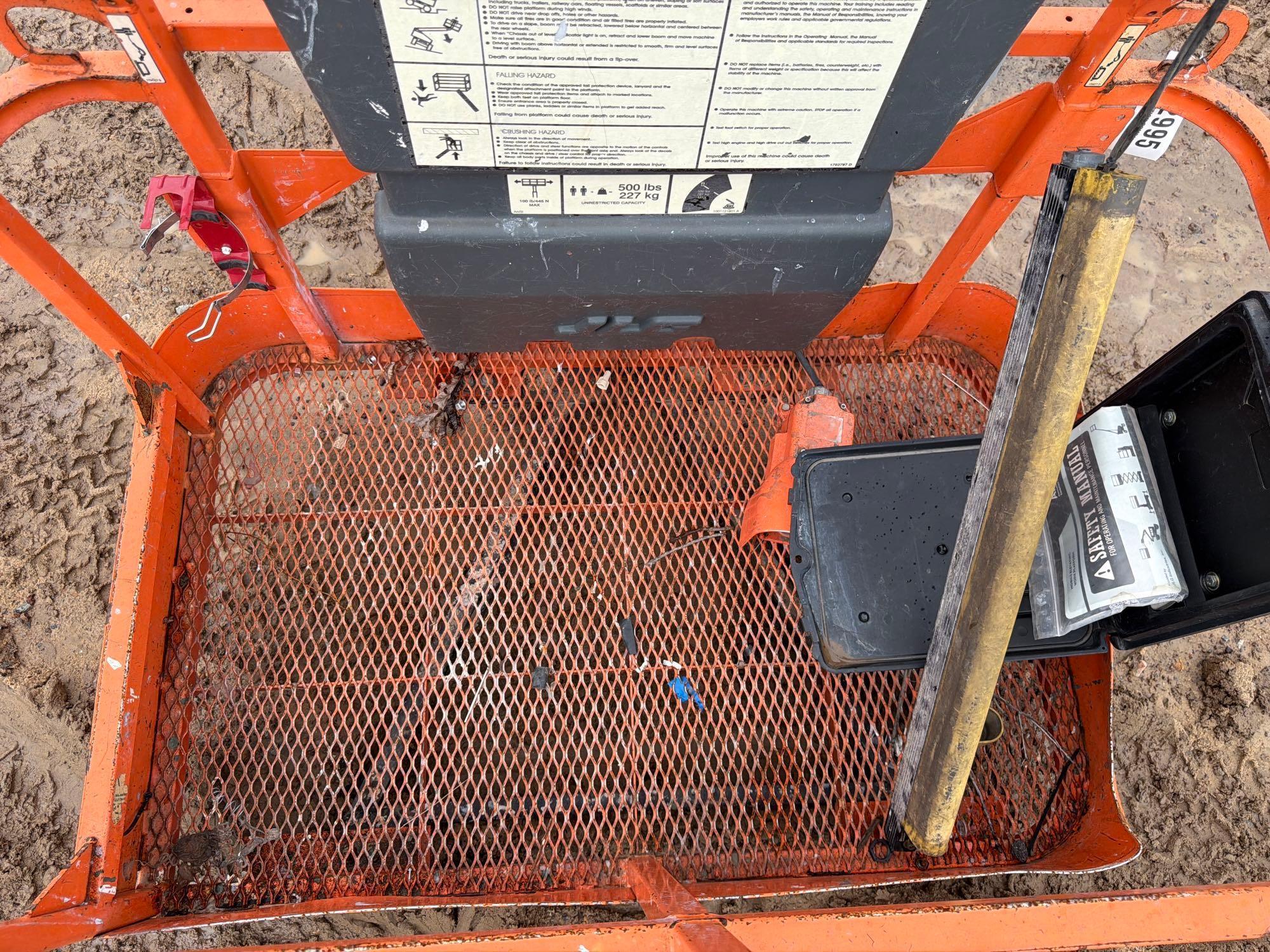 2017 JLG E400A
