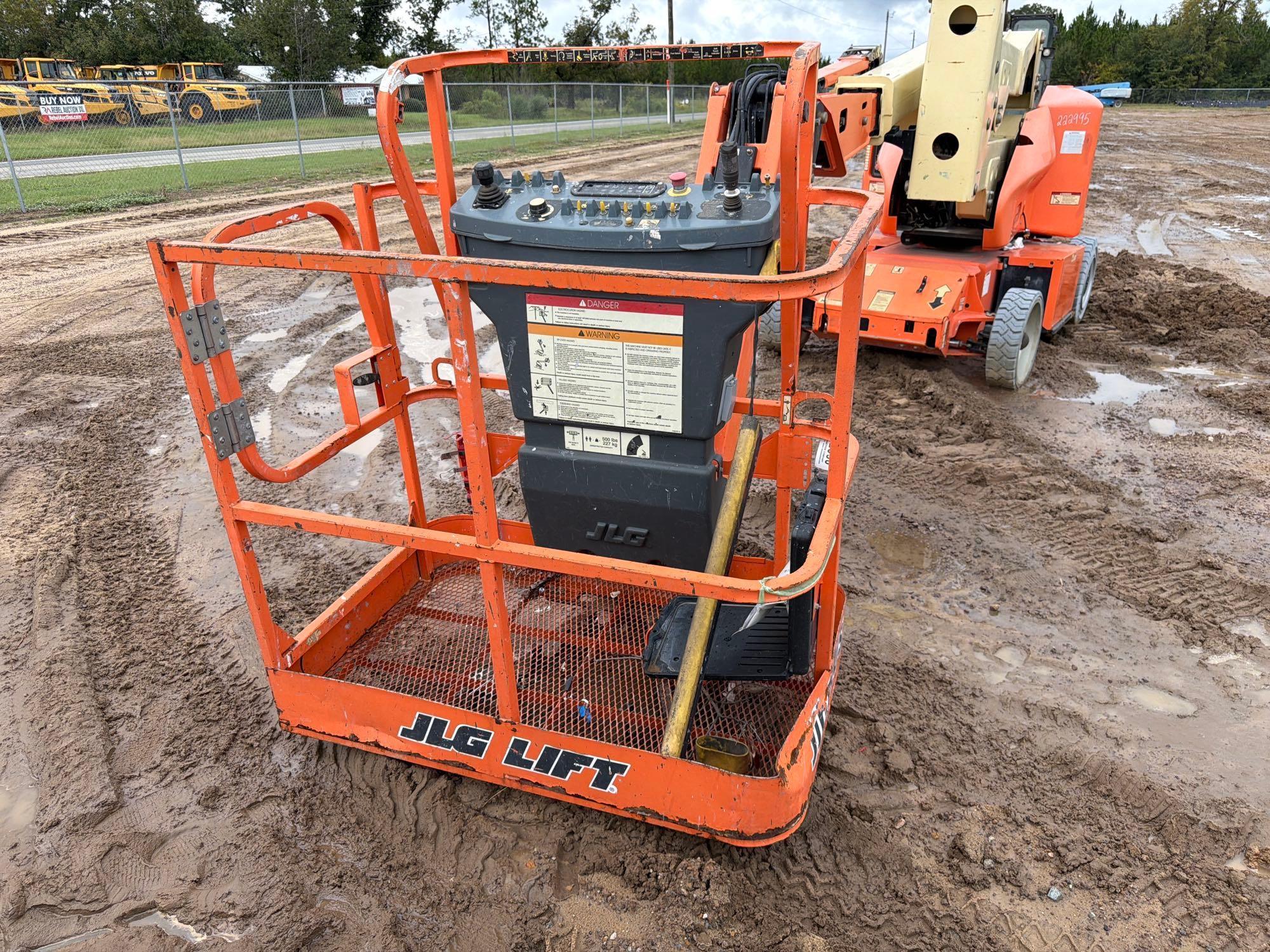 2017 JLG E400A