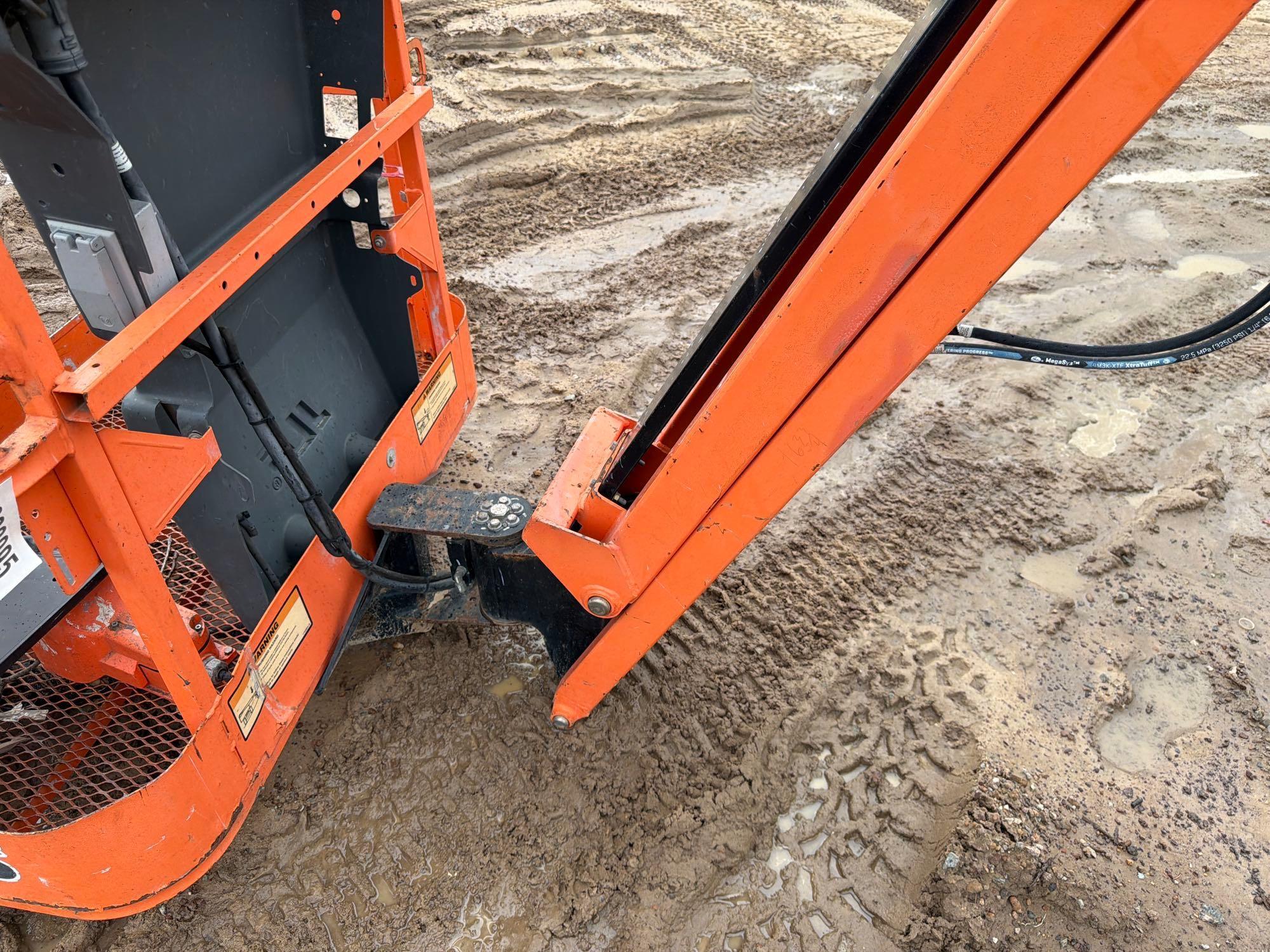 2017 JLG E400A
