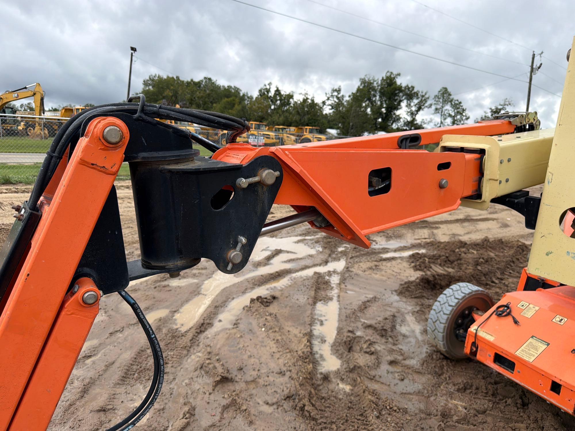 2017 JLG E400A