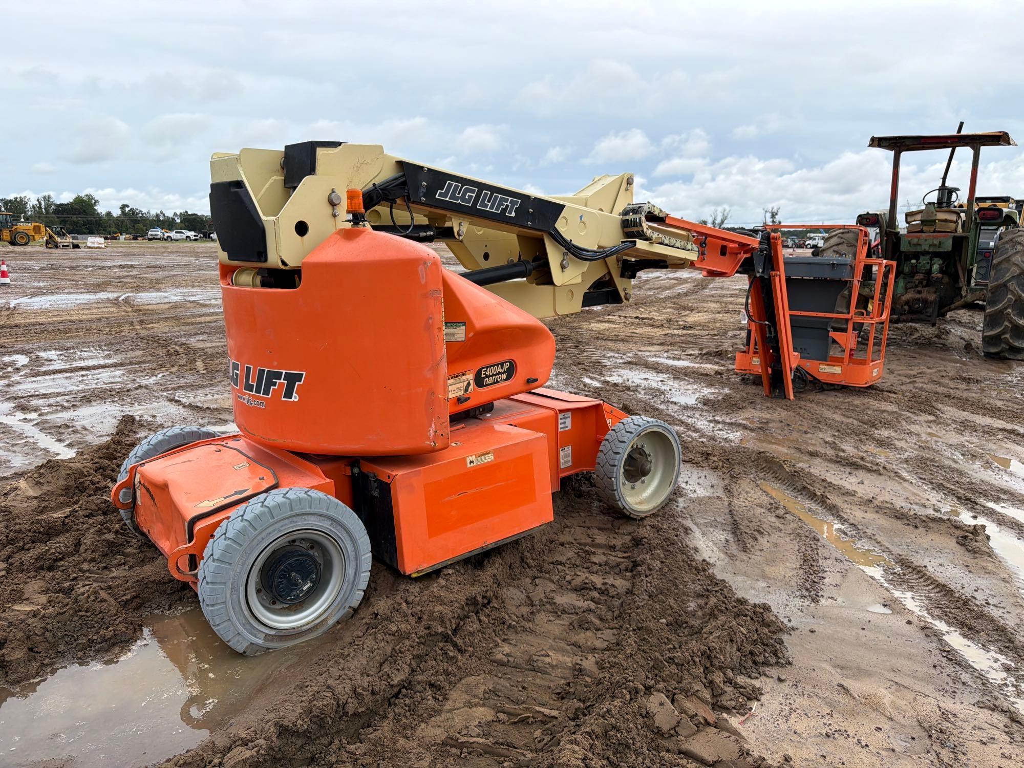 2017 JLG E400A