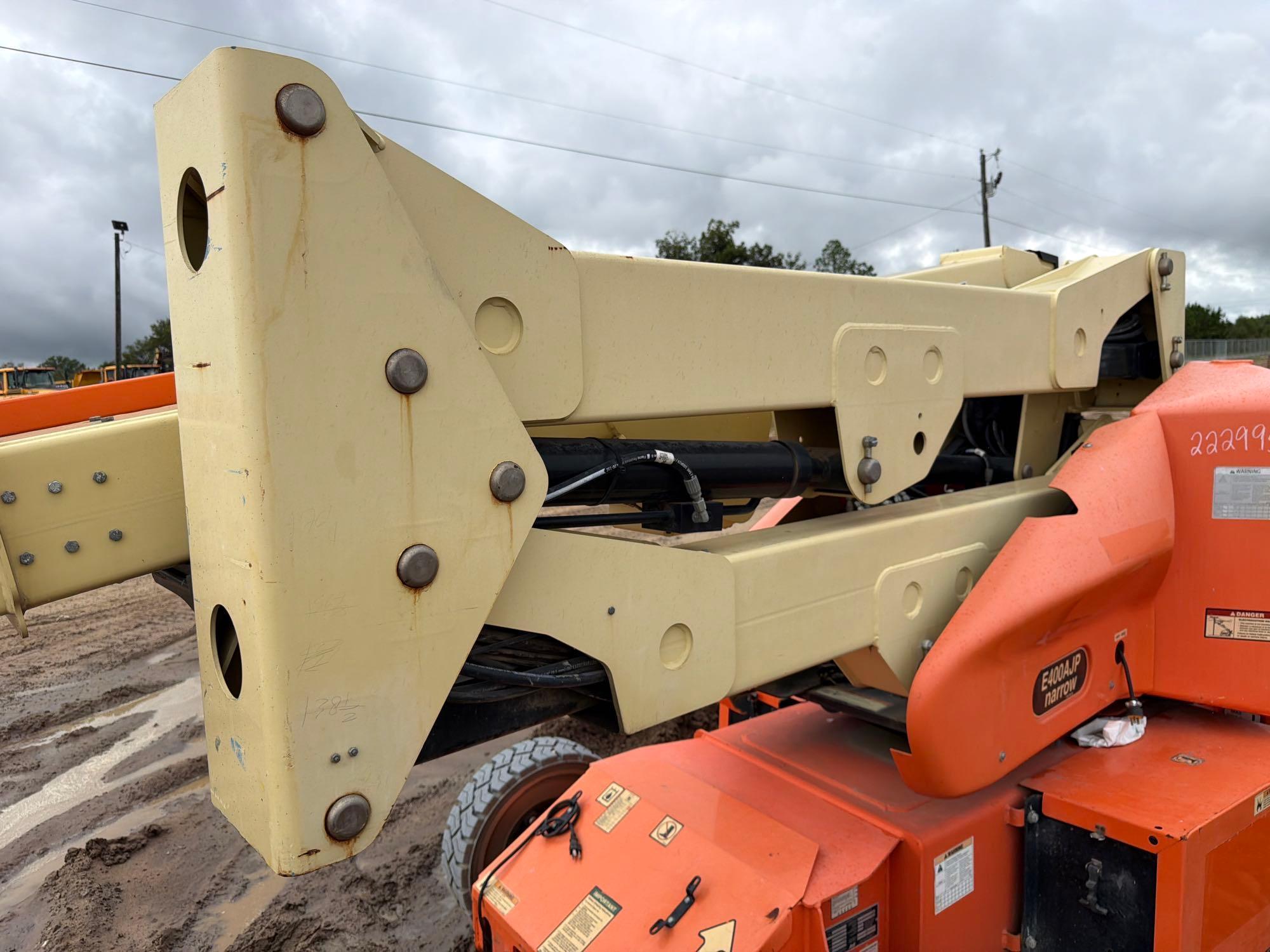 2017 JLG E400A