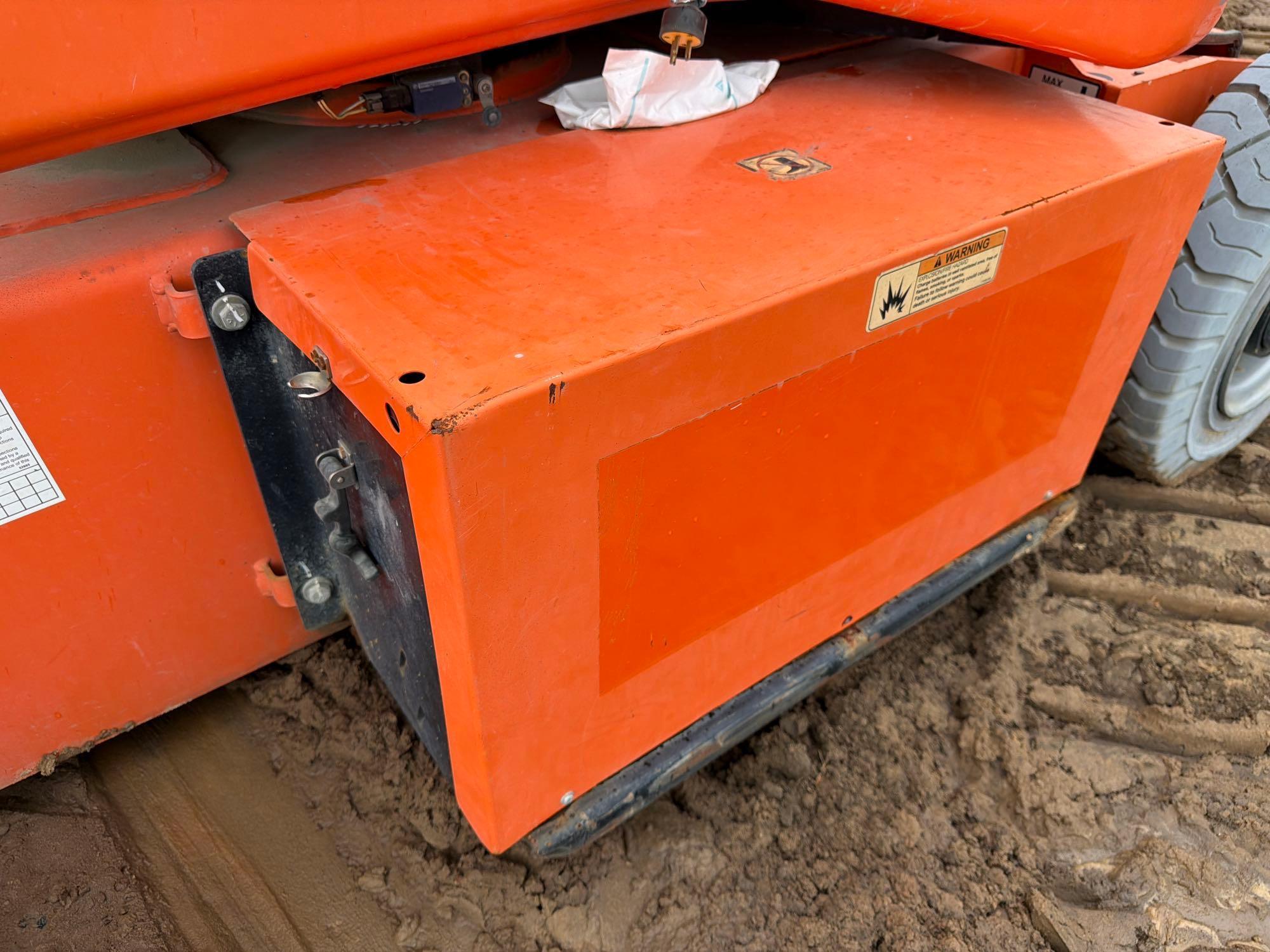 2017 JLG E400A