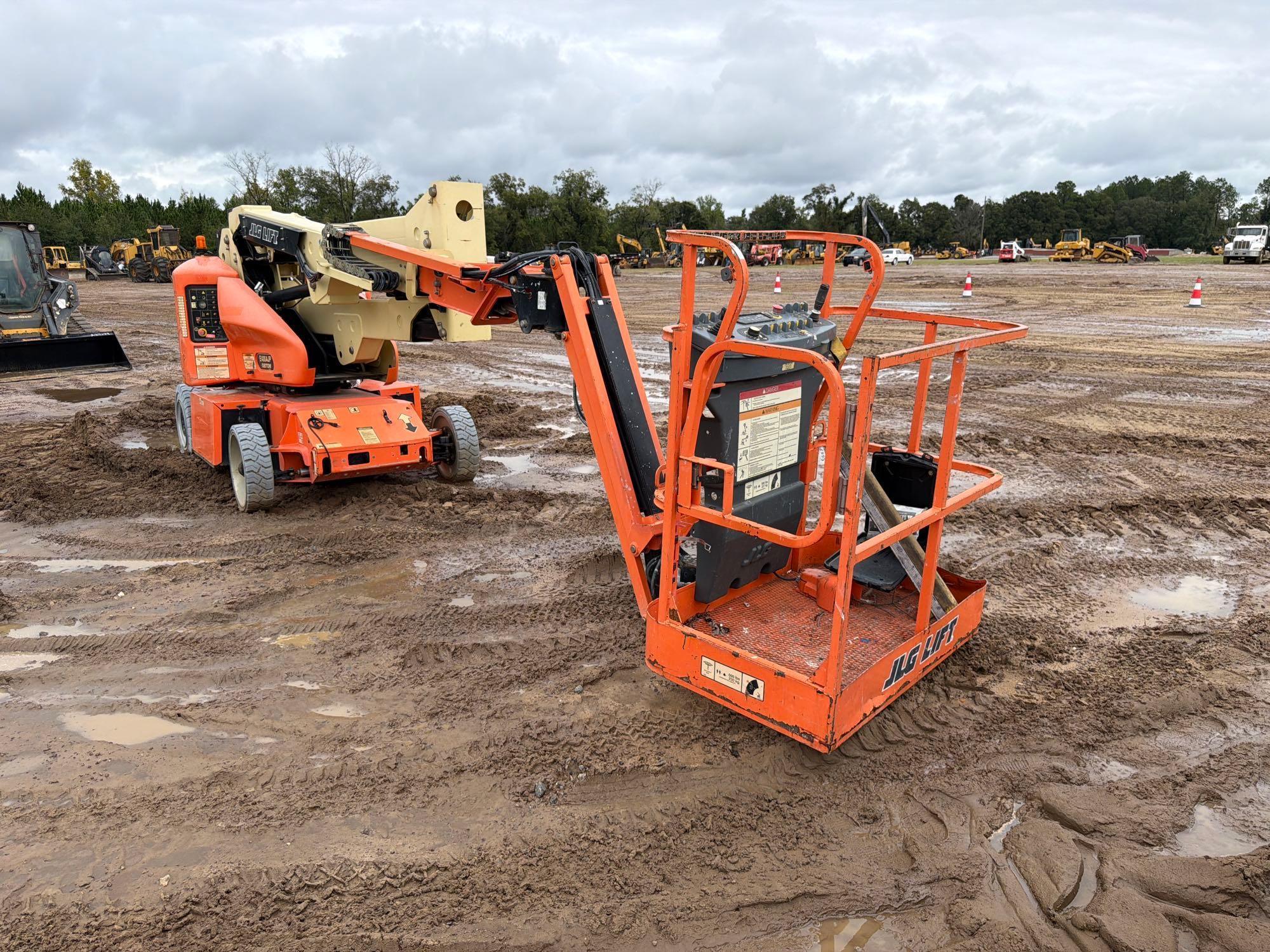2017 JLG E400A