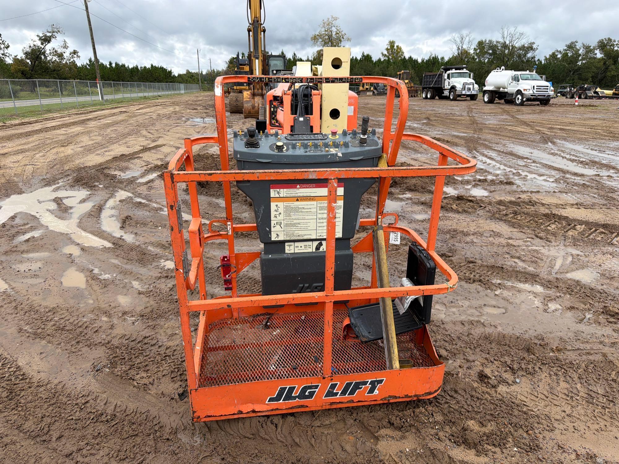 2017 JLG E400A