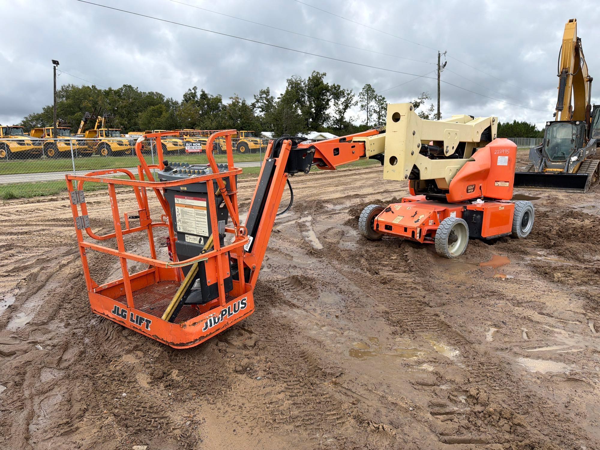 2017 JLG E400A