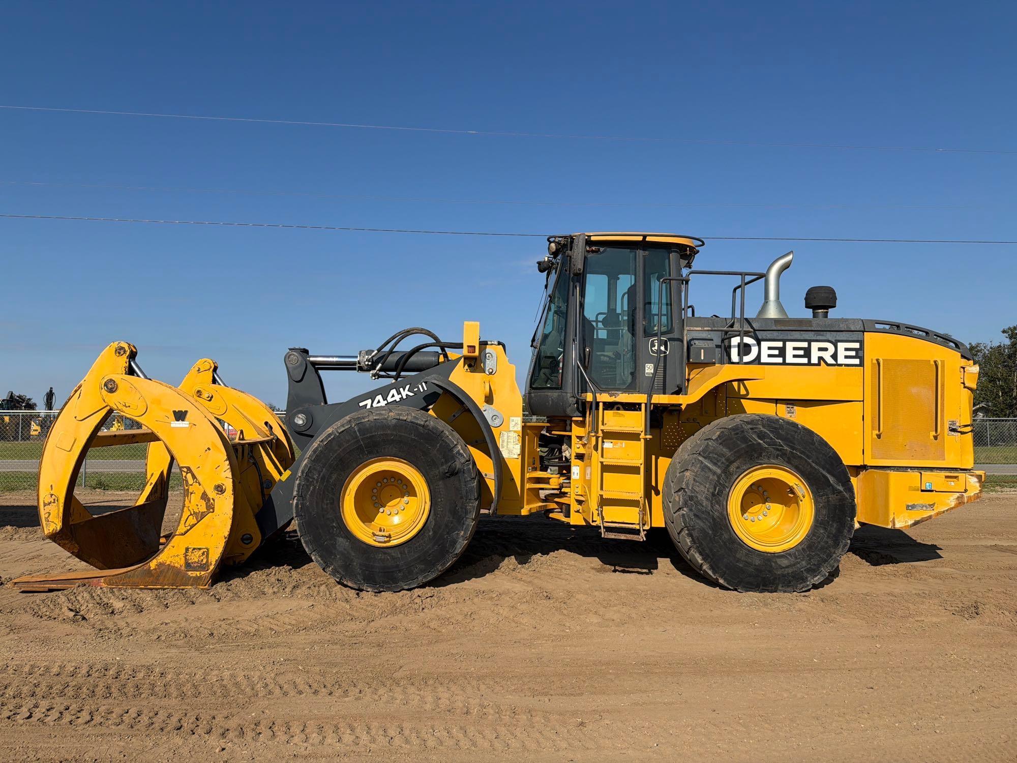 Photo of John Deere 744K