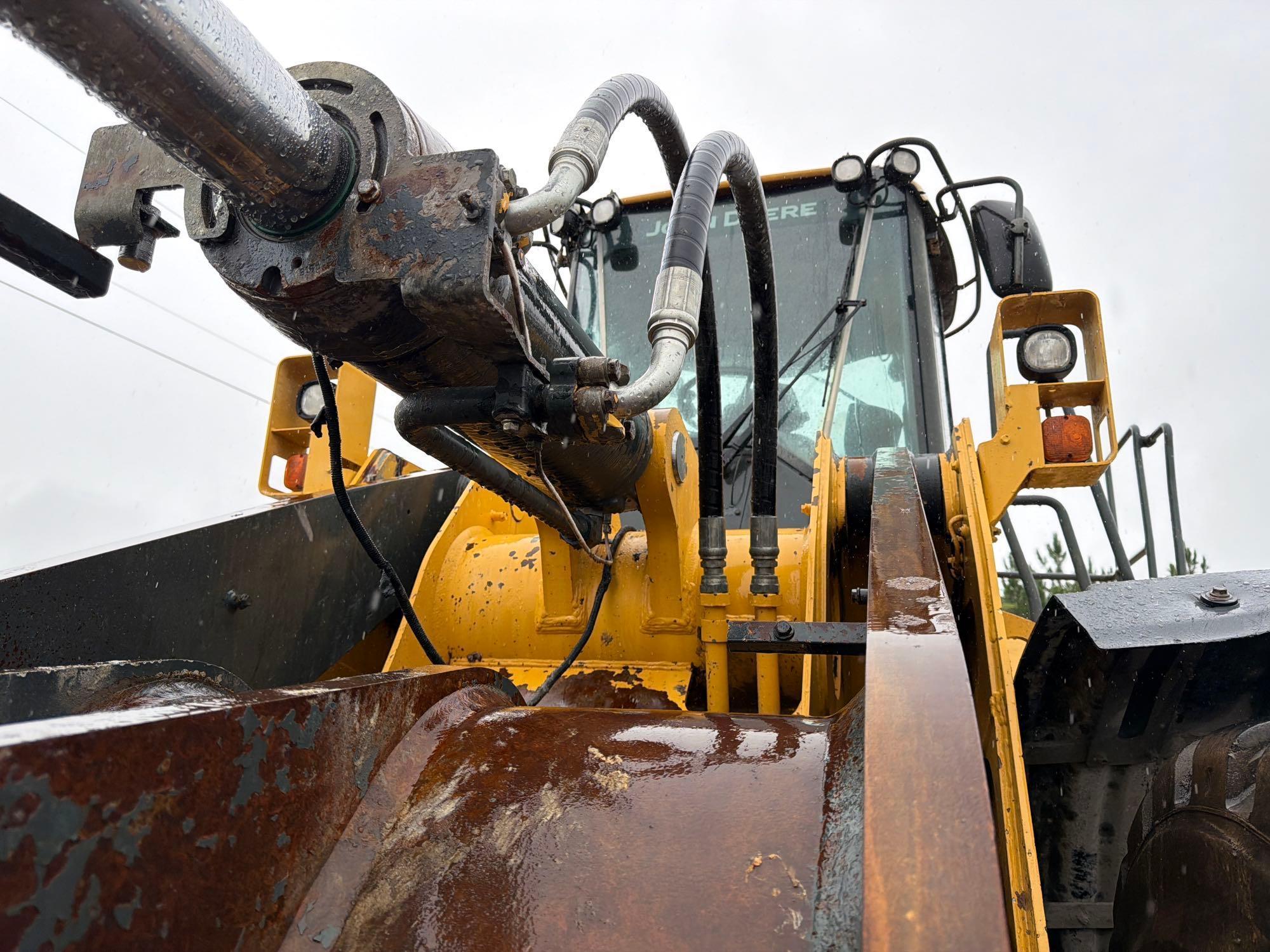 John Deere 824K