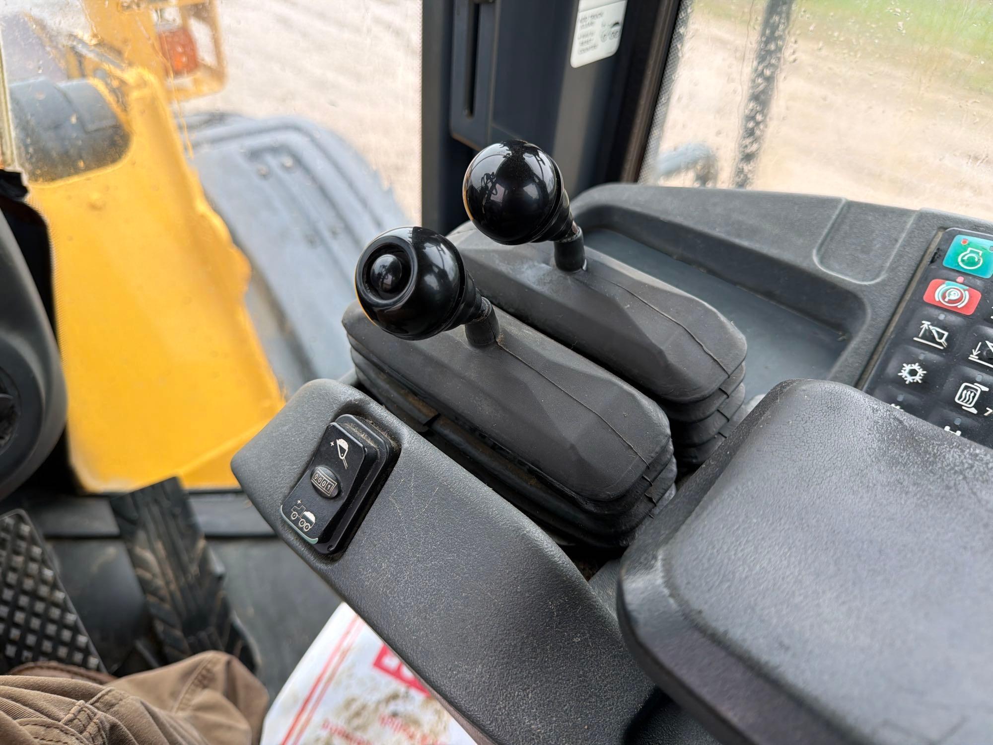 John Deere 824K