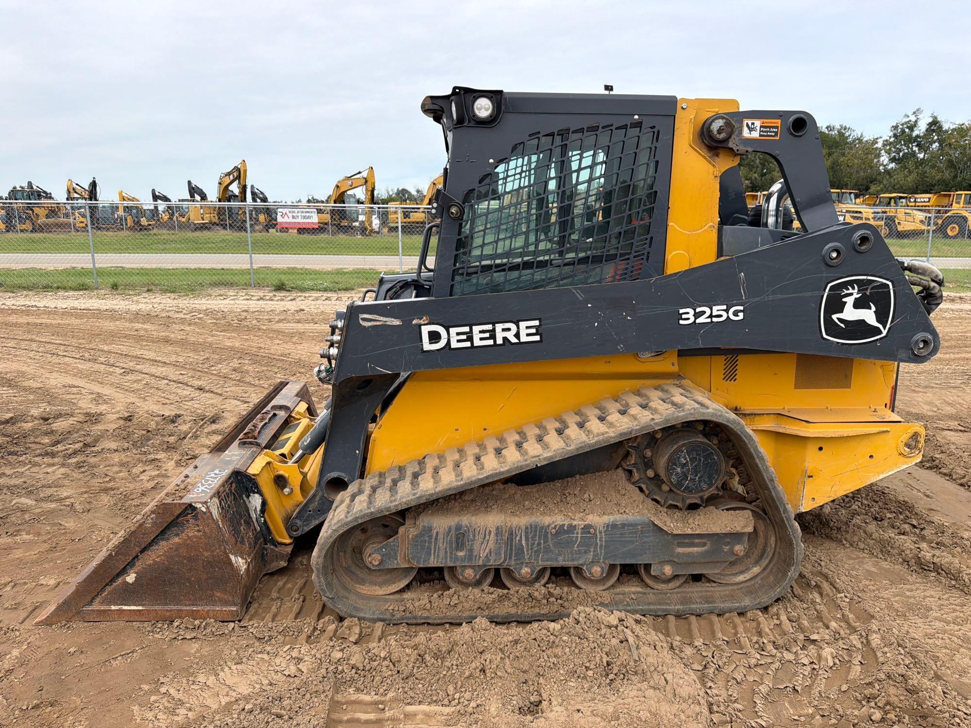Photo of John Deere 325G