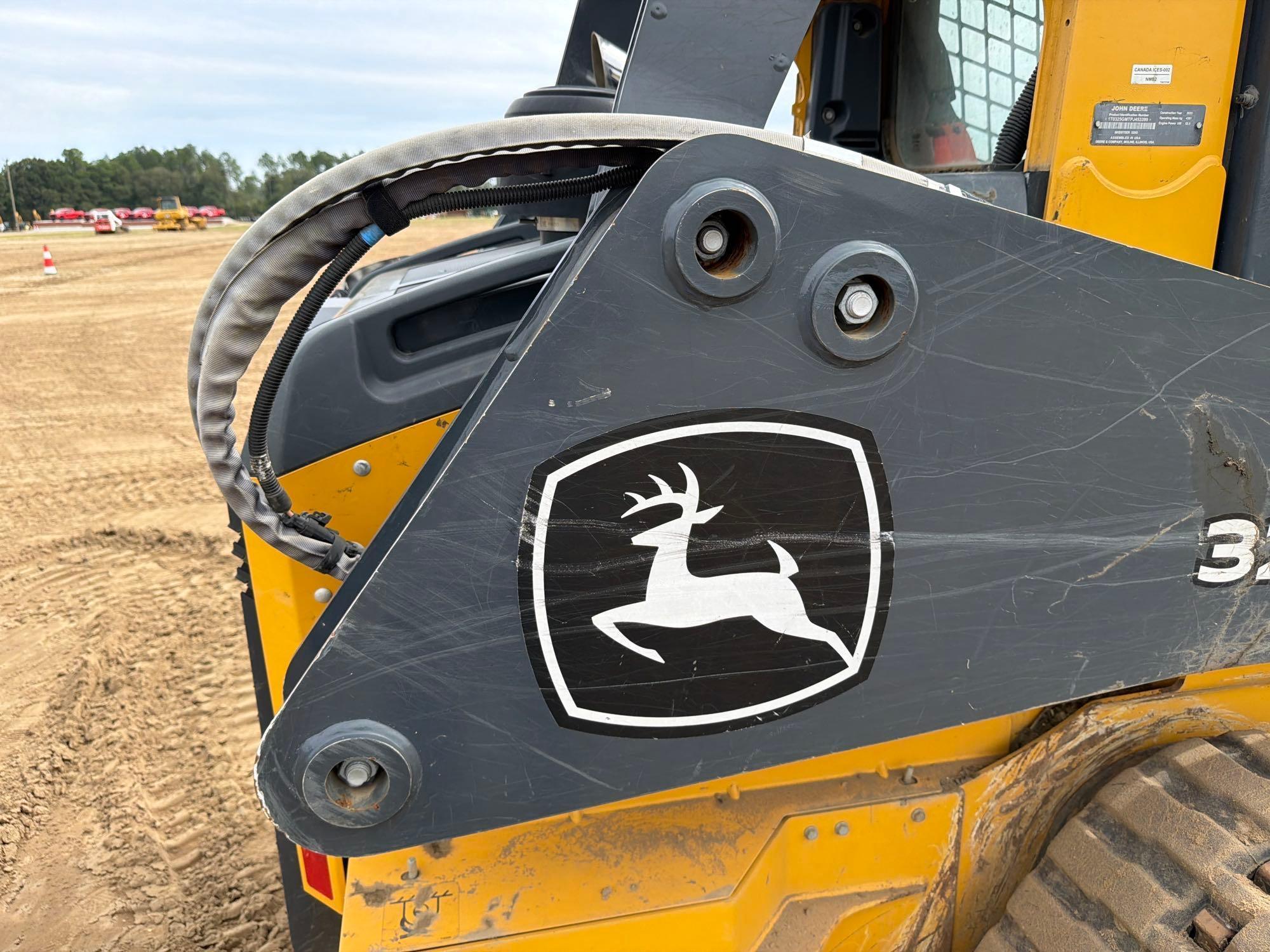 John Deere 325G