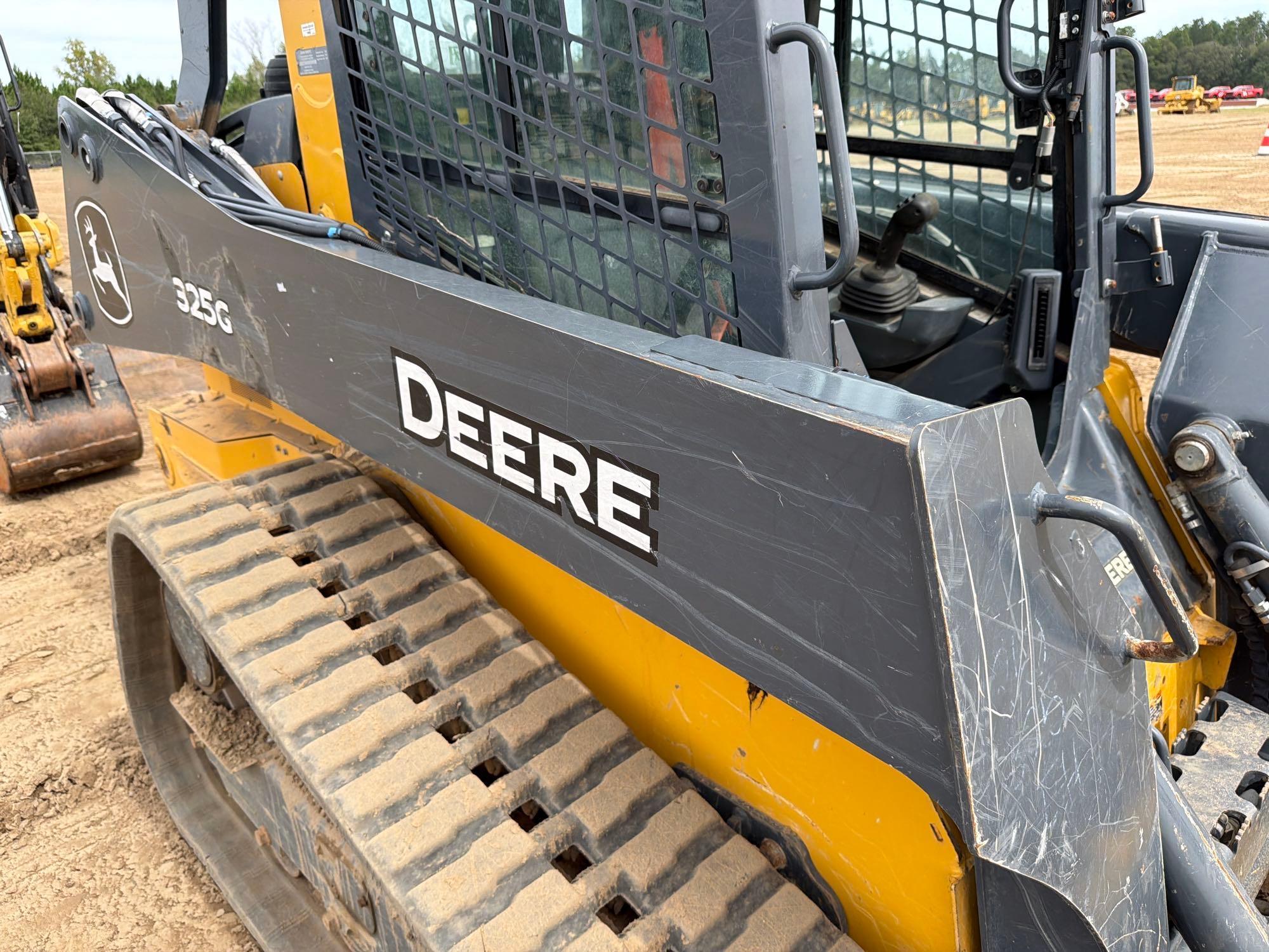 John Deere 325G