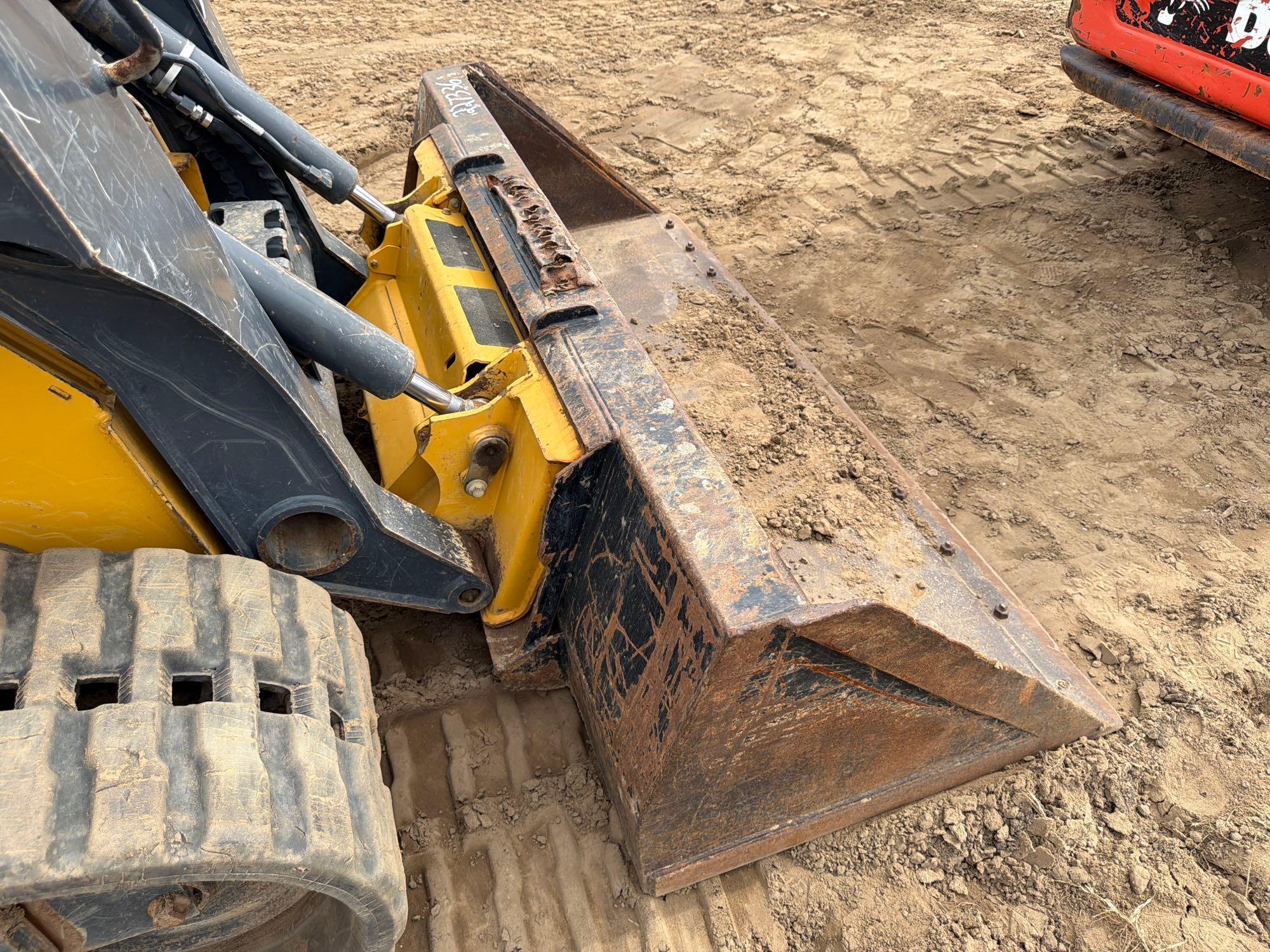 John Deere 325G
