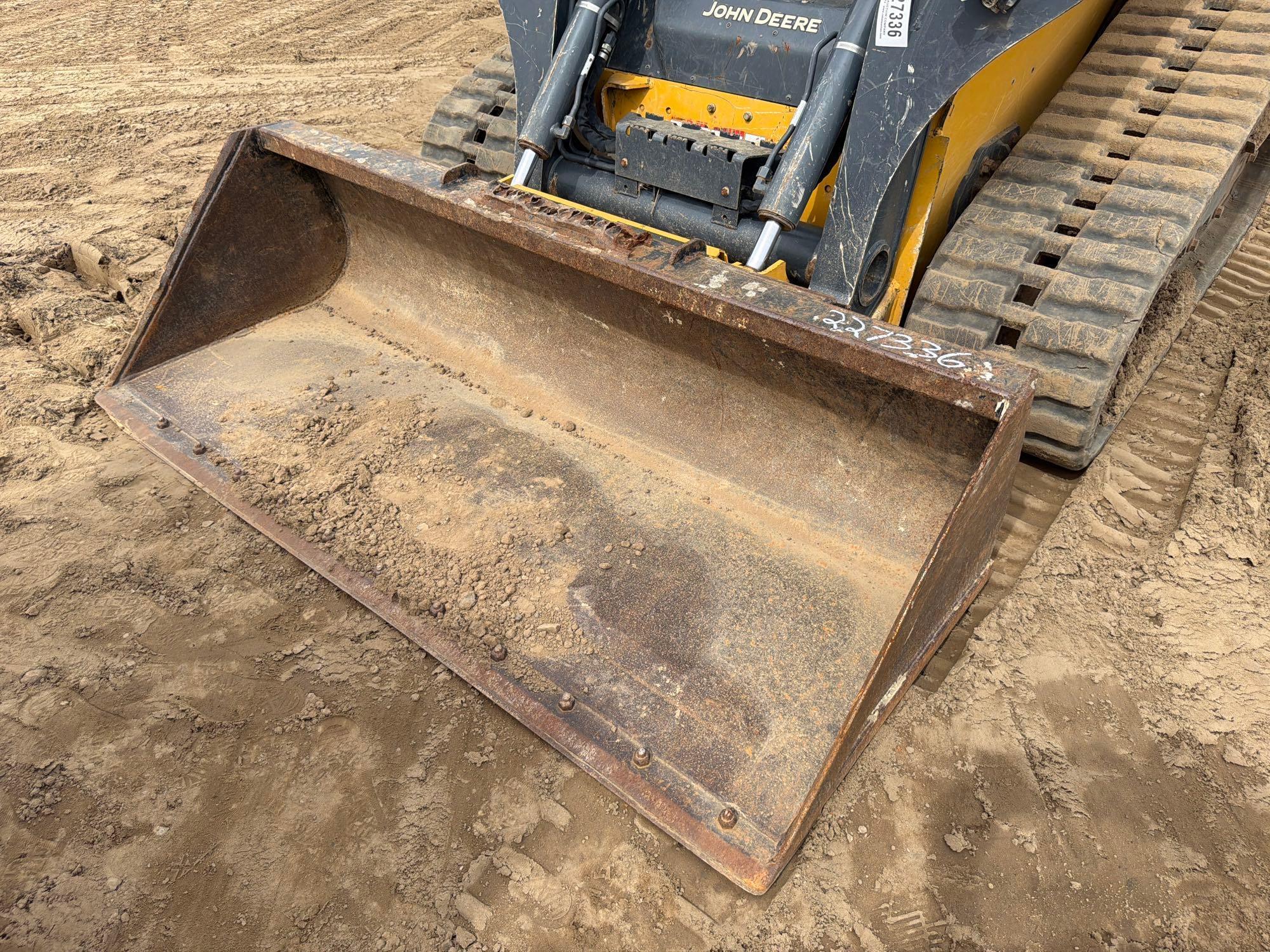 John Deere 325G
