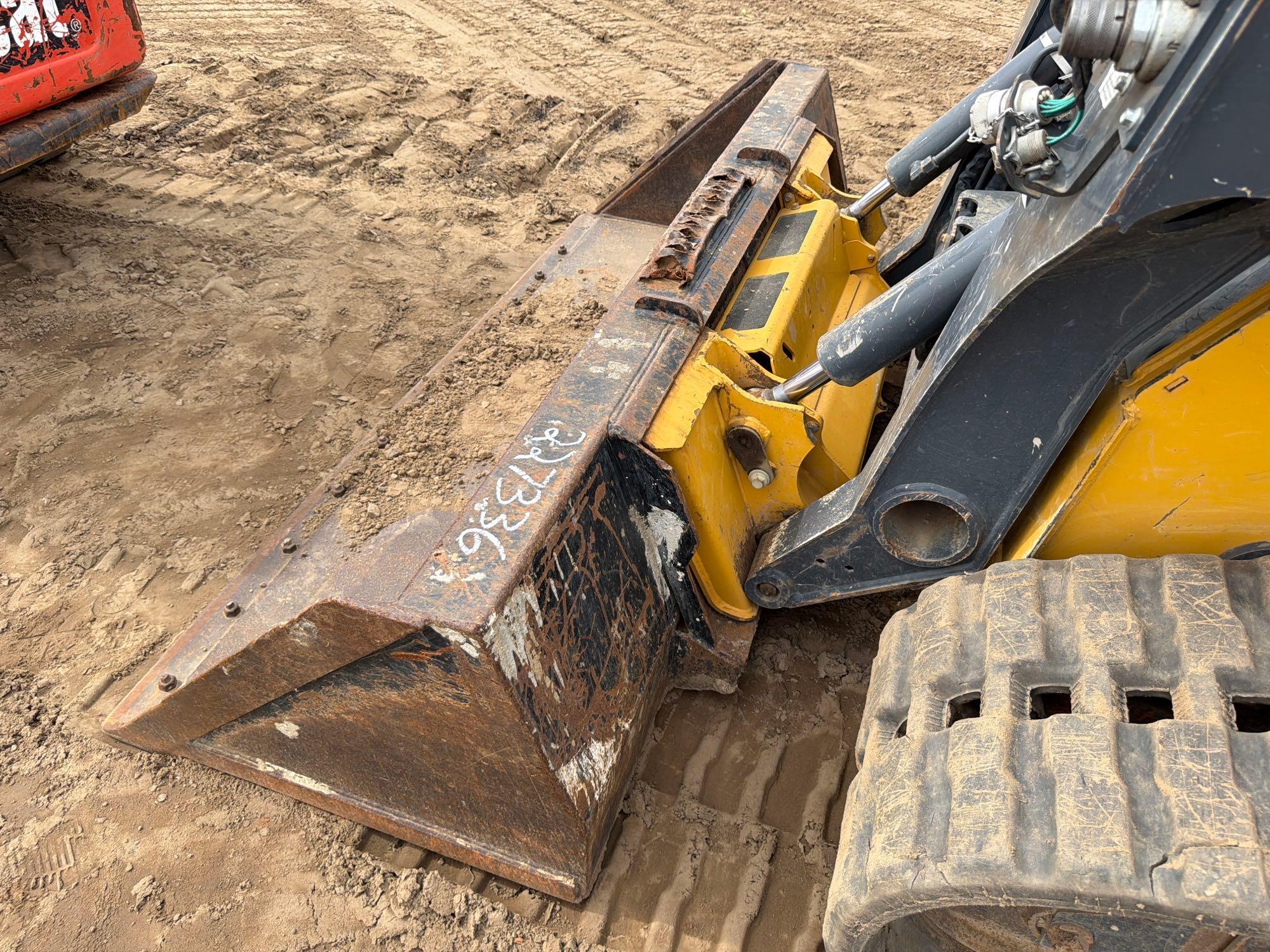 John Deere 325G