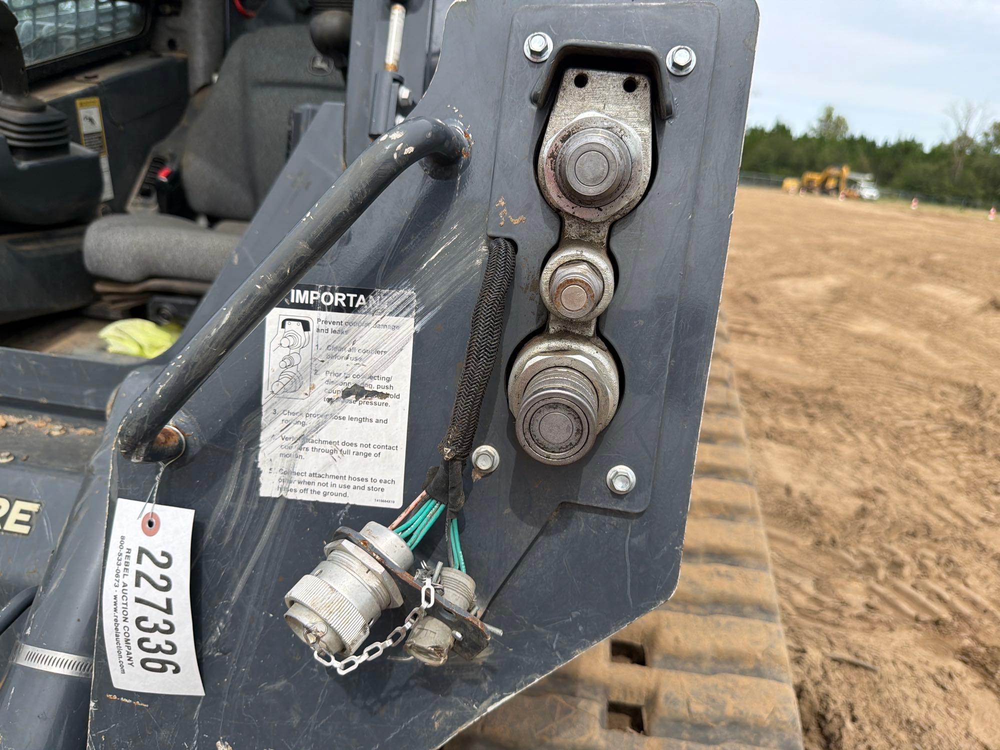 John Deere 325G