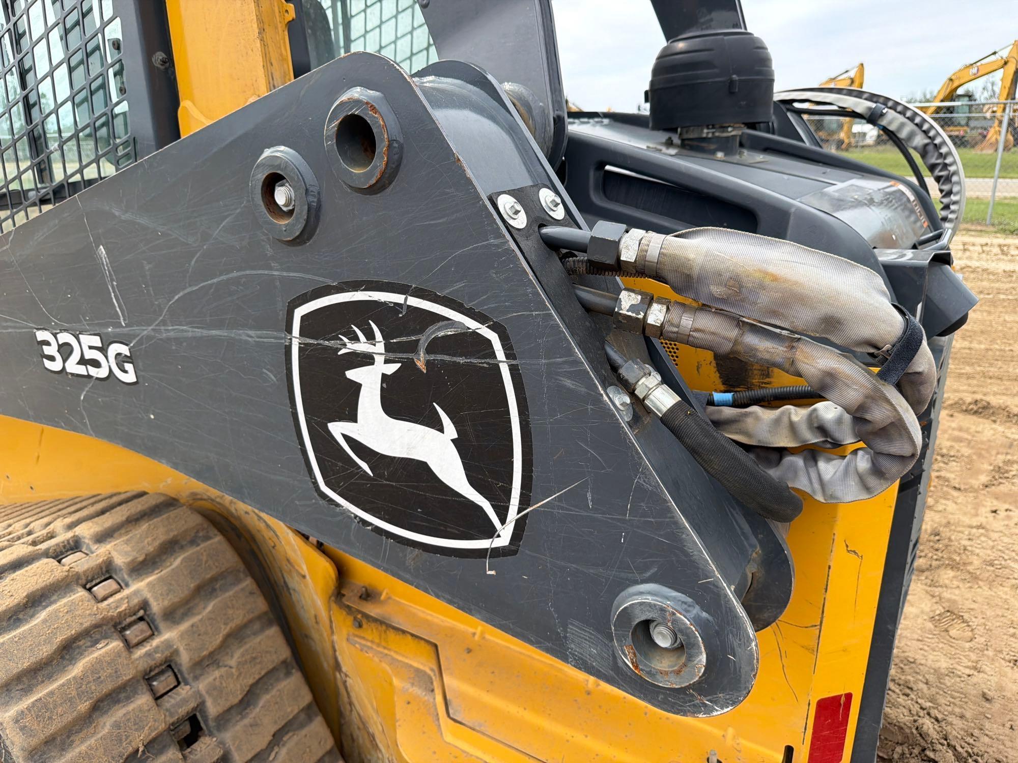 John Deere 325G