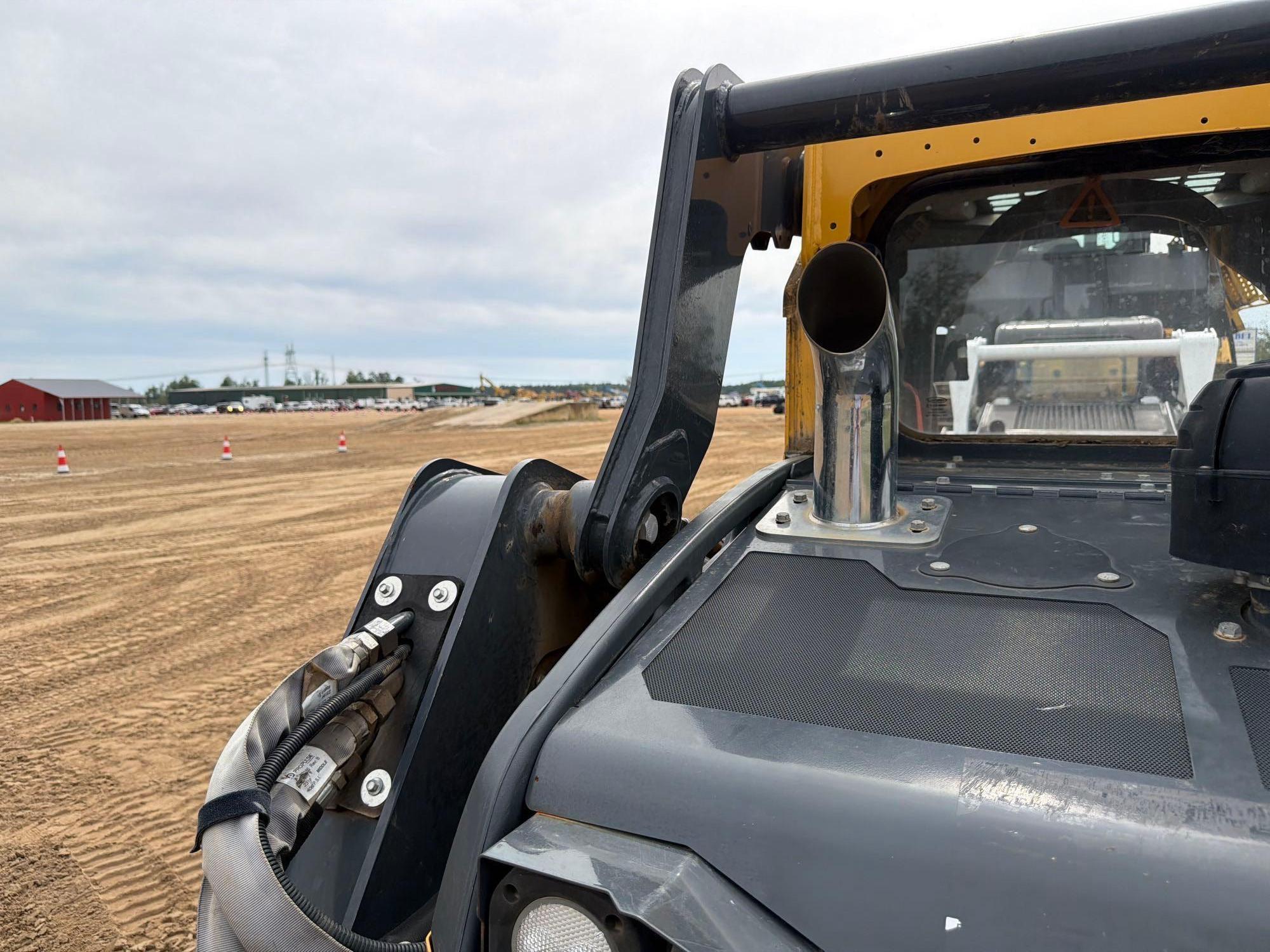 John Deere 325G