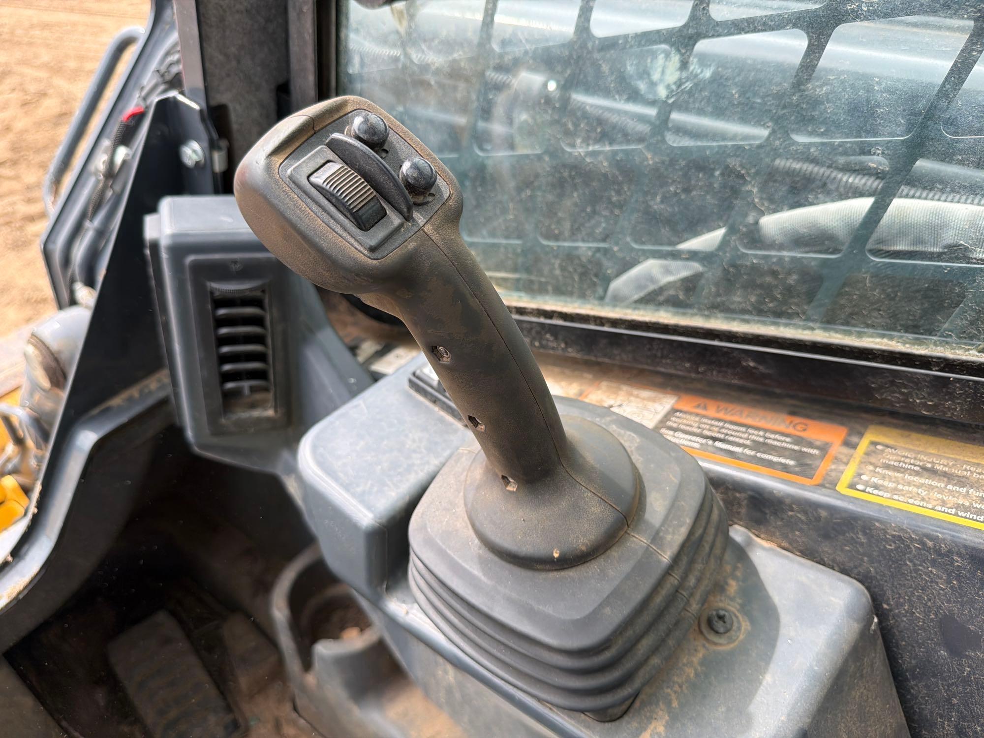 John Deere 325G