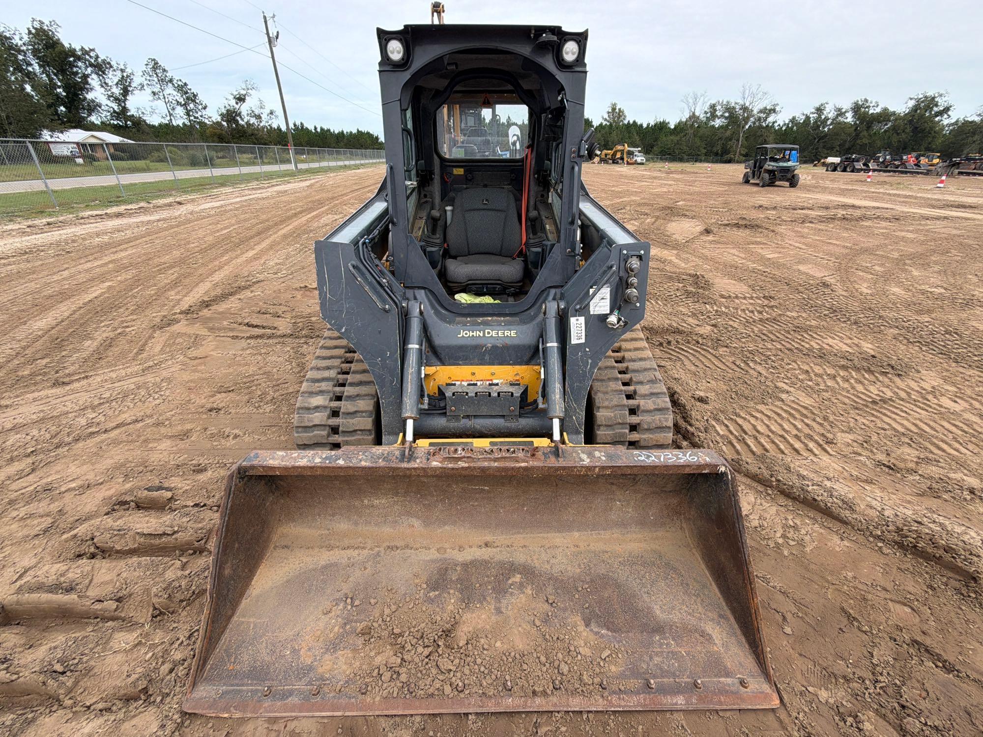 John Deere 325G