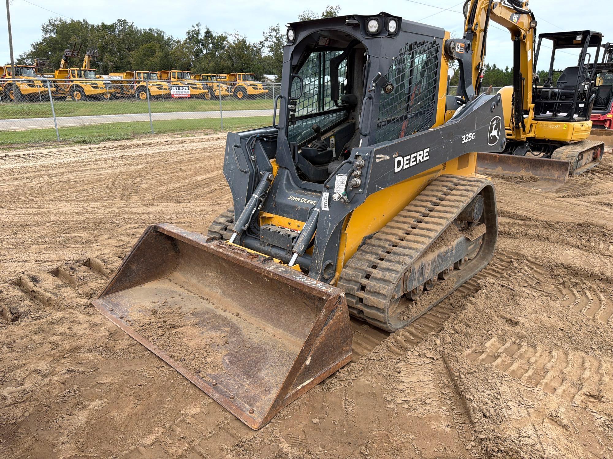 John Deere 325G