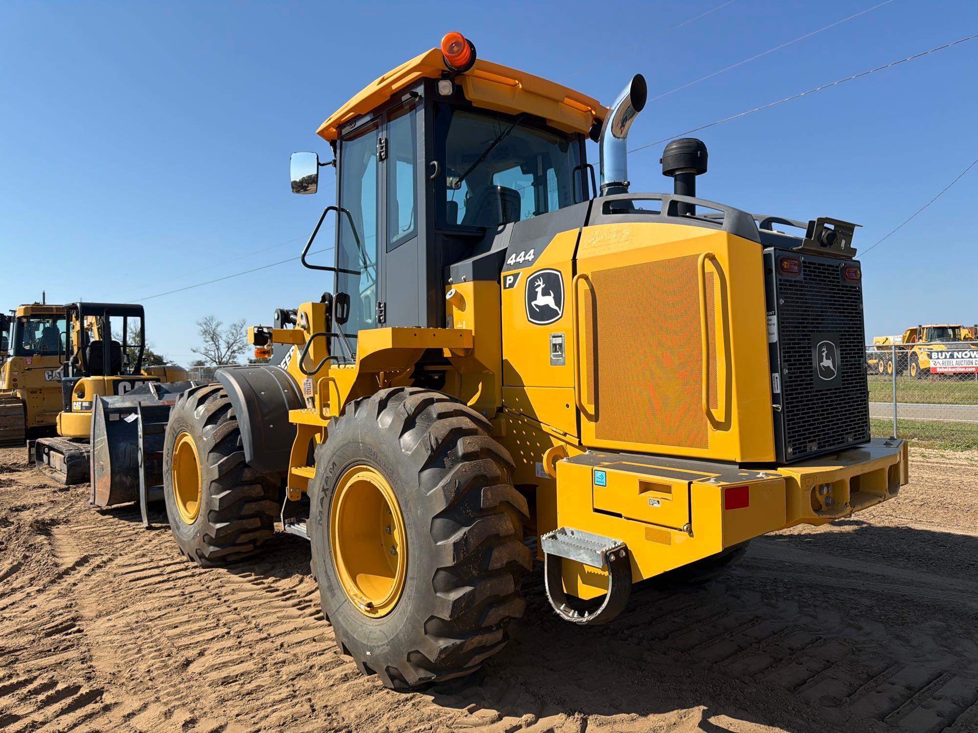 John Deere 444