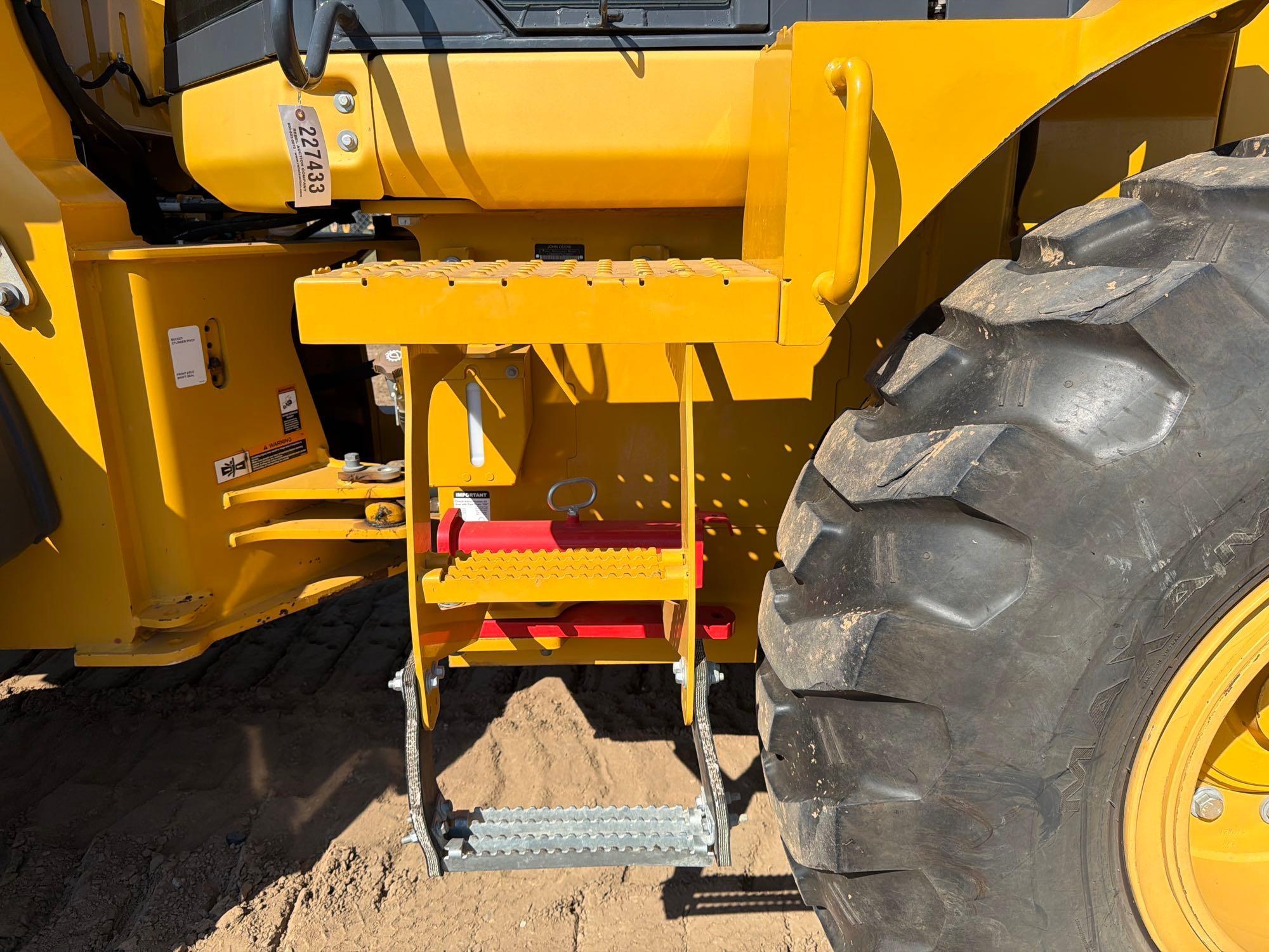 John Deere 444