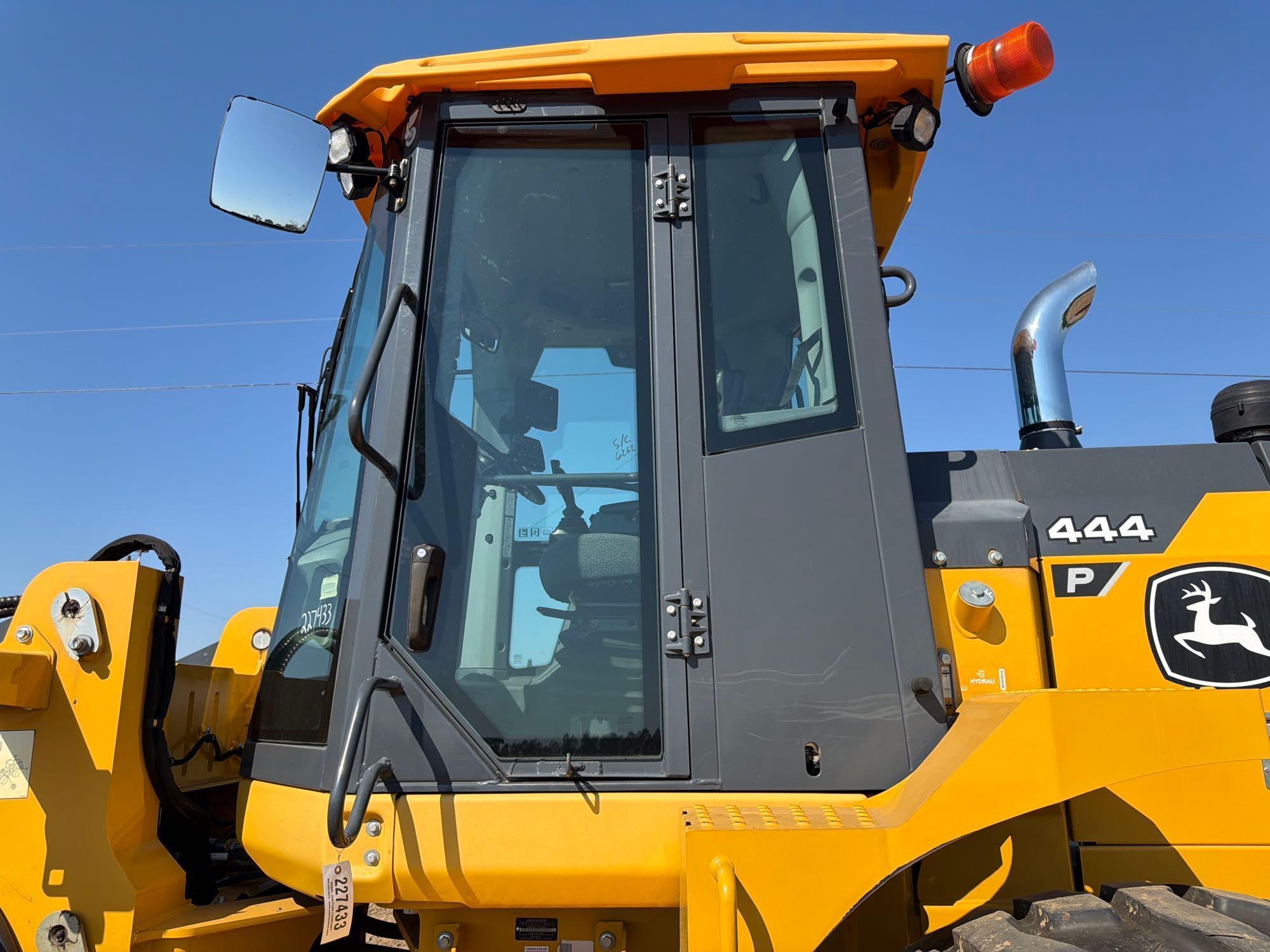 John Deere 444
