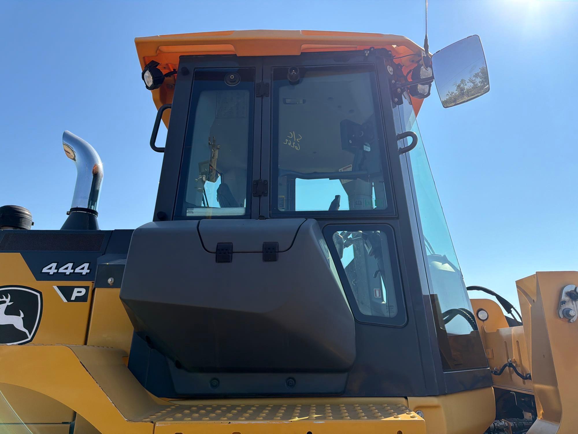 John Deere 444