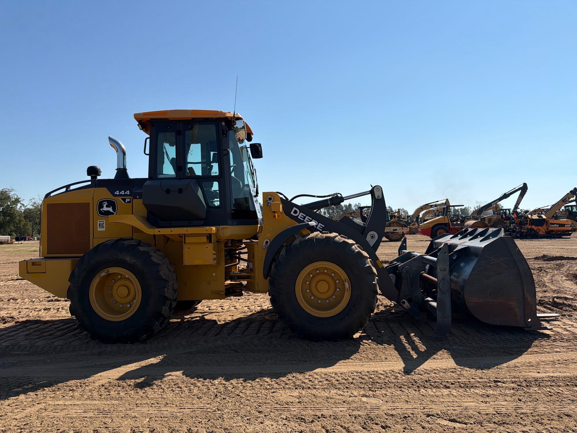 John Deere 444