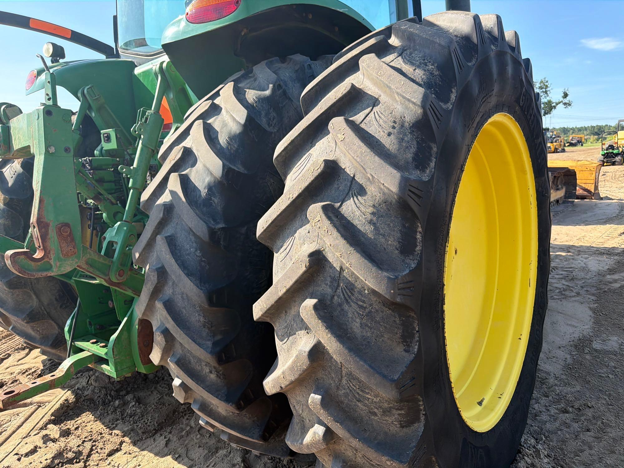John Deere 8260R