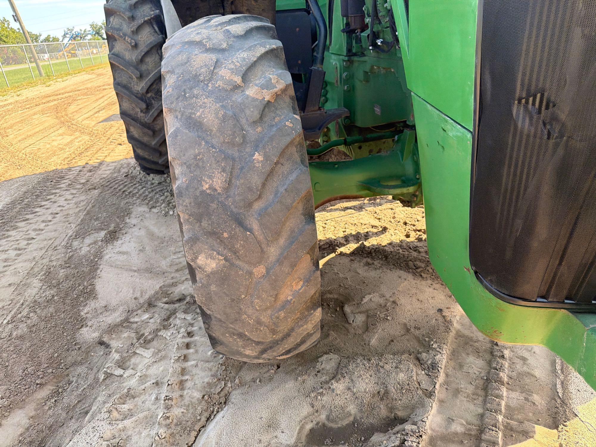 John Deere 8260R