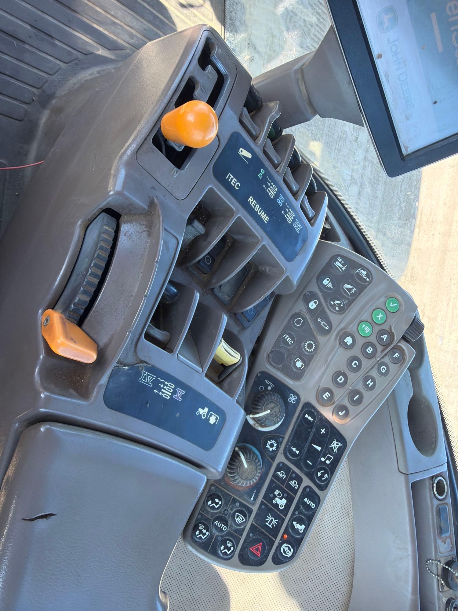 John Deere 8260R